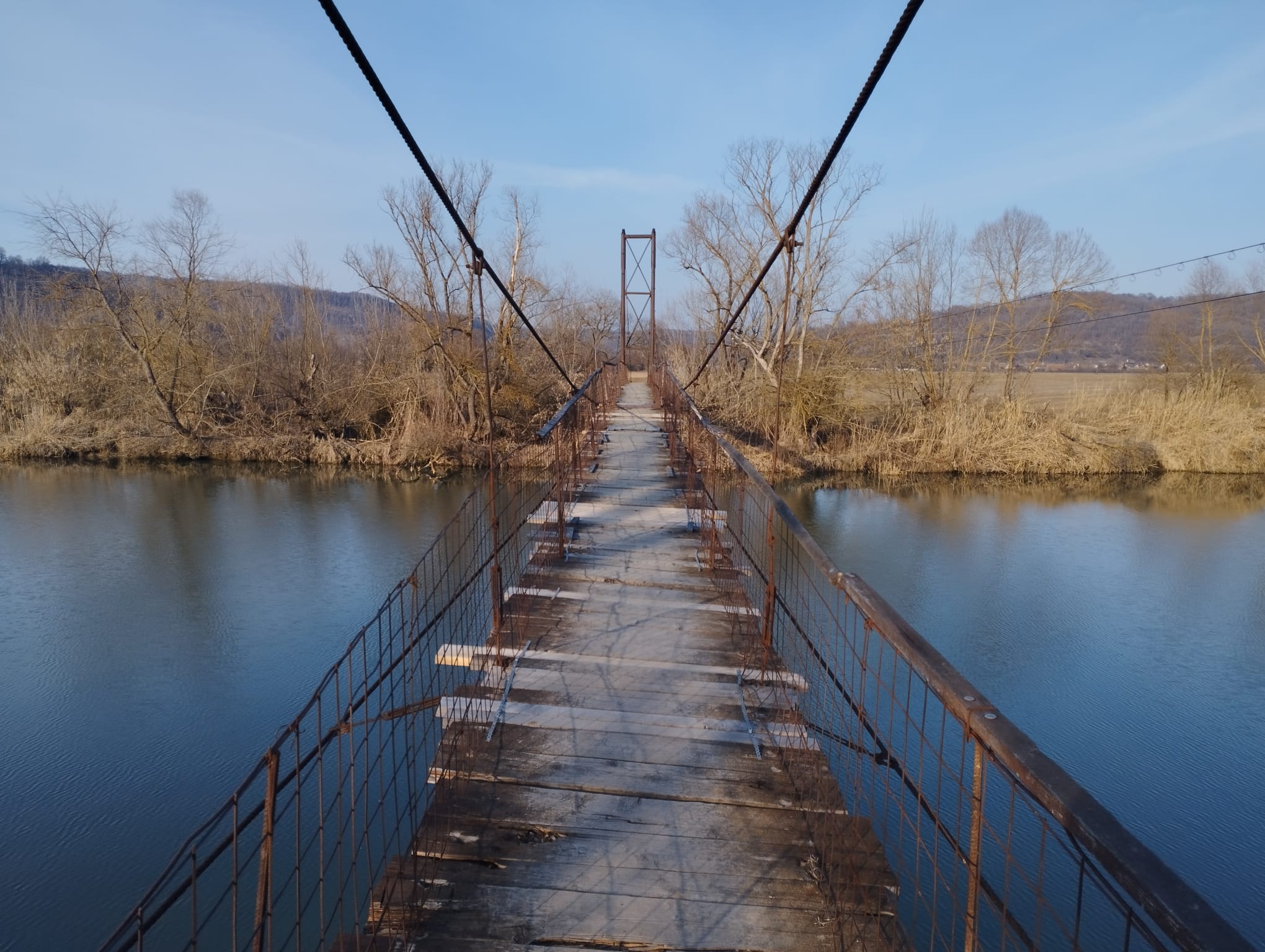 Cârța: O călătorie în timp printre ruine cisterciene și povești săsești. Ca bonus, vizităm o pensiune cu o veche moară de piatră