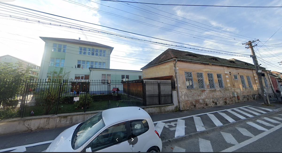 Școala Gimnazială nr. 8 din Sibiu va avea un corp de clădire nou: a fost atribuit contractul pentru demolarea magaziei din curtea școlii