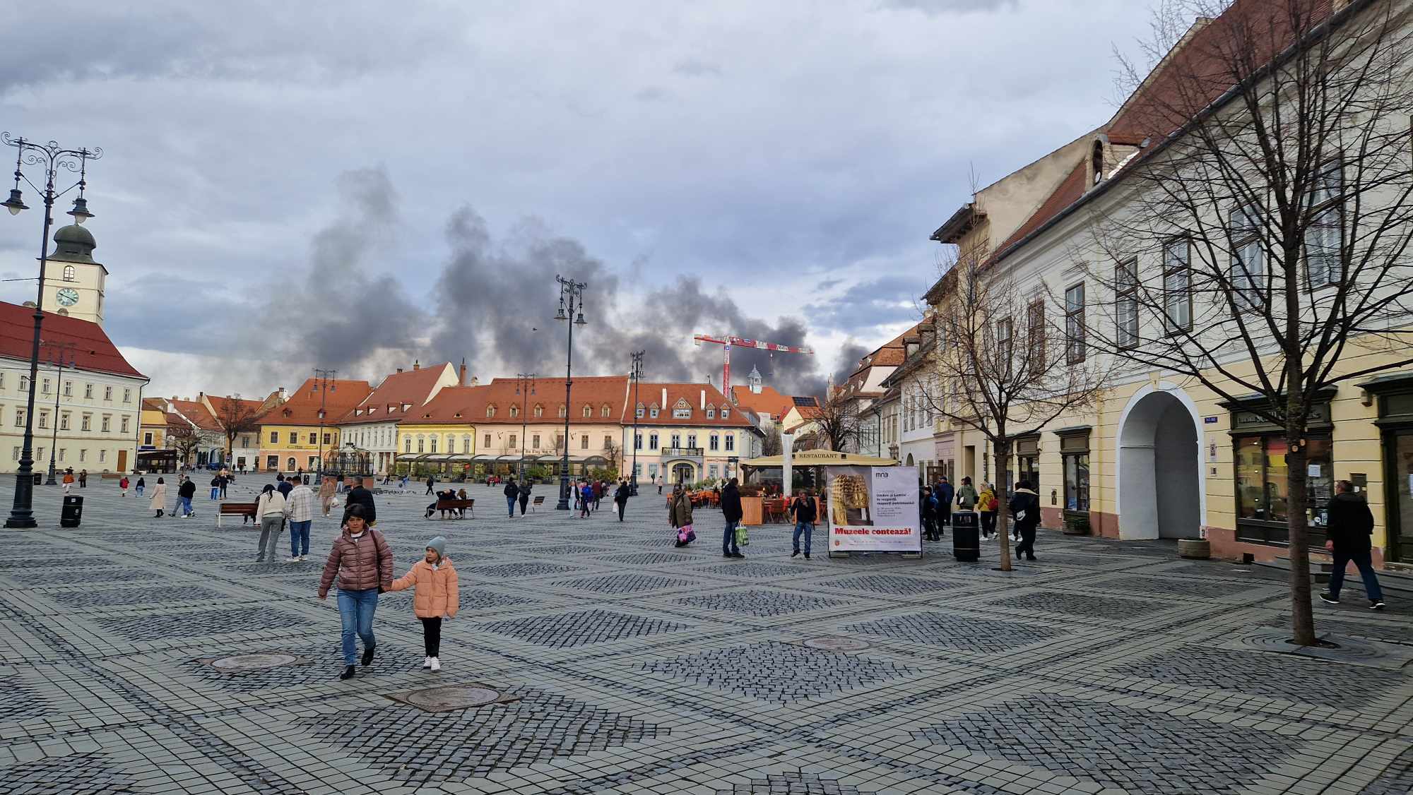 Actualizare. Incendiul de la vopsitoria auto: Au ars  3 mașini, 4 motociclete și două microbuze. Cauza a fost un scurtcircuit produs la un cablu electric defect