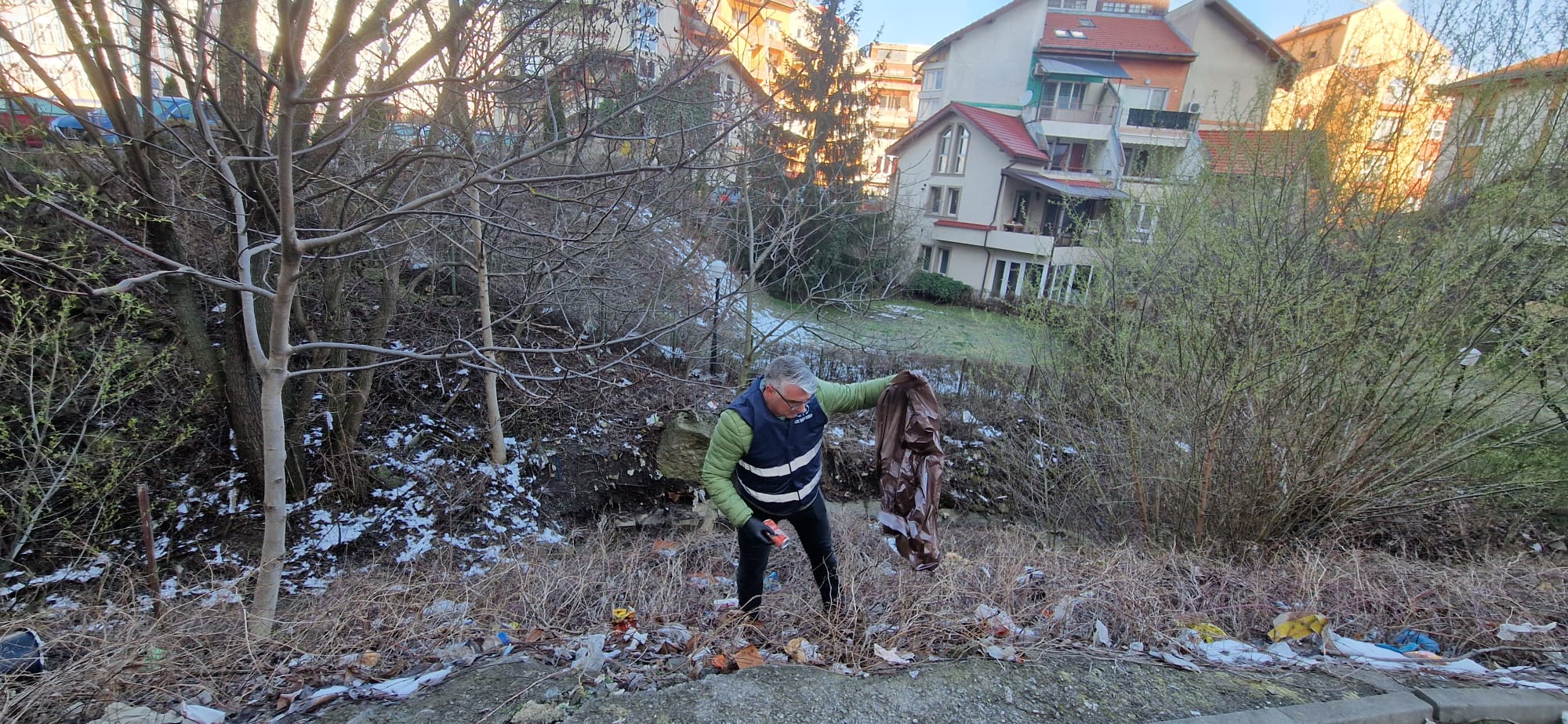 Mulți locatari ai blocurilor de pe Valea Săpunului se dau jos din mașini și aruncă gunoaiele în apă. Amplă acțiune de ecologizare între Sibiu și Șelimbăr