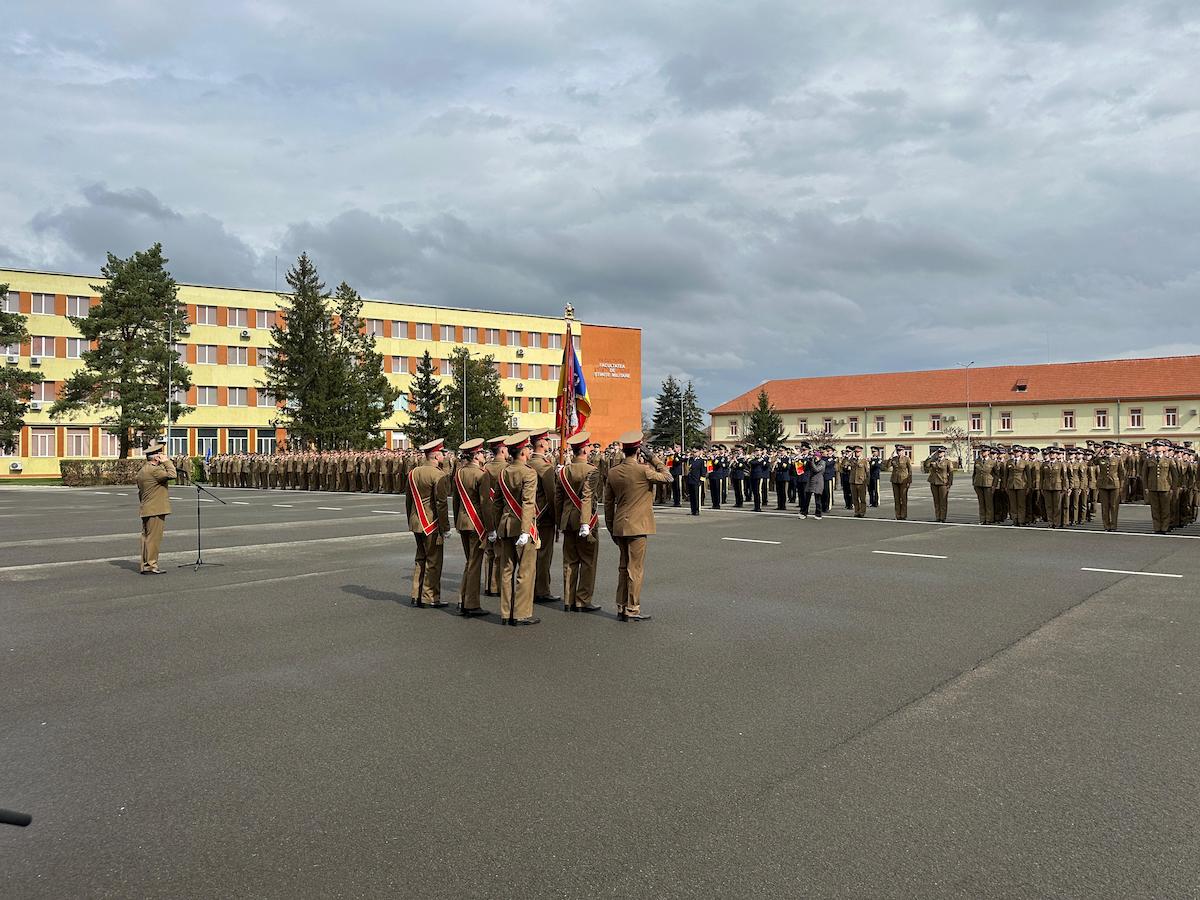 „Simt cum o parte din sufletul meu rămâne aici”. Generalul Ghiță Bârsan a predat Drapelul de Luptă al Academiei Forțelor Terestre din Sibiu