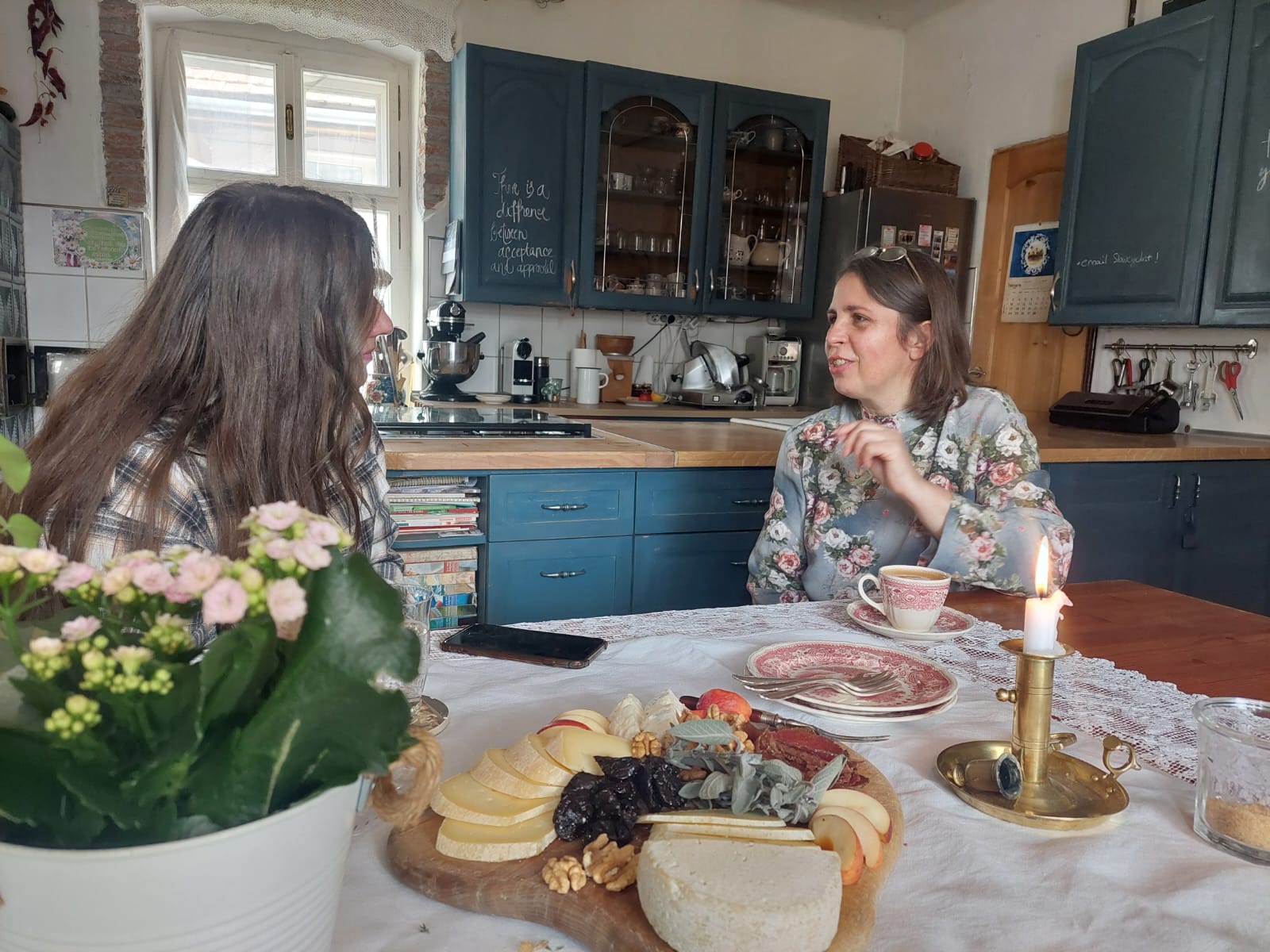 Am fost la punctul gastronomic Bio-Moșna, locul din județul Sibiu admirat și de jurnaliștii de la National Geographic. Gazdă: Aici, oamenii experimentează viața de la țară și mănâncă preparate făcute în gospodăria noastră
