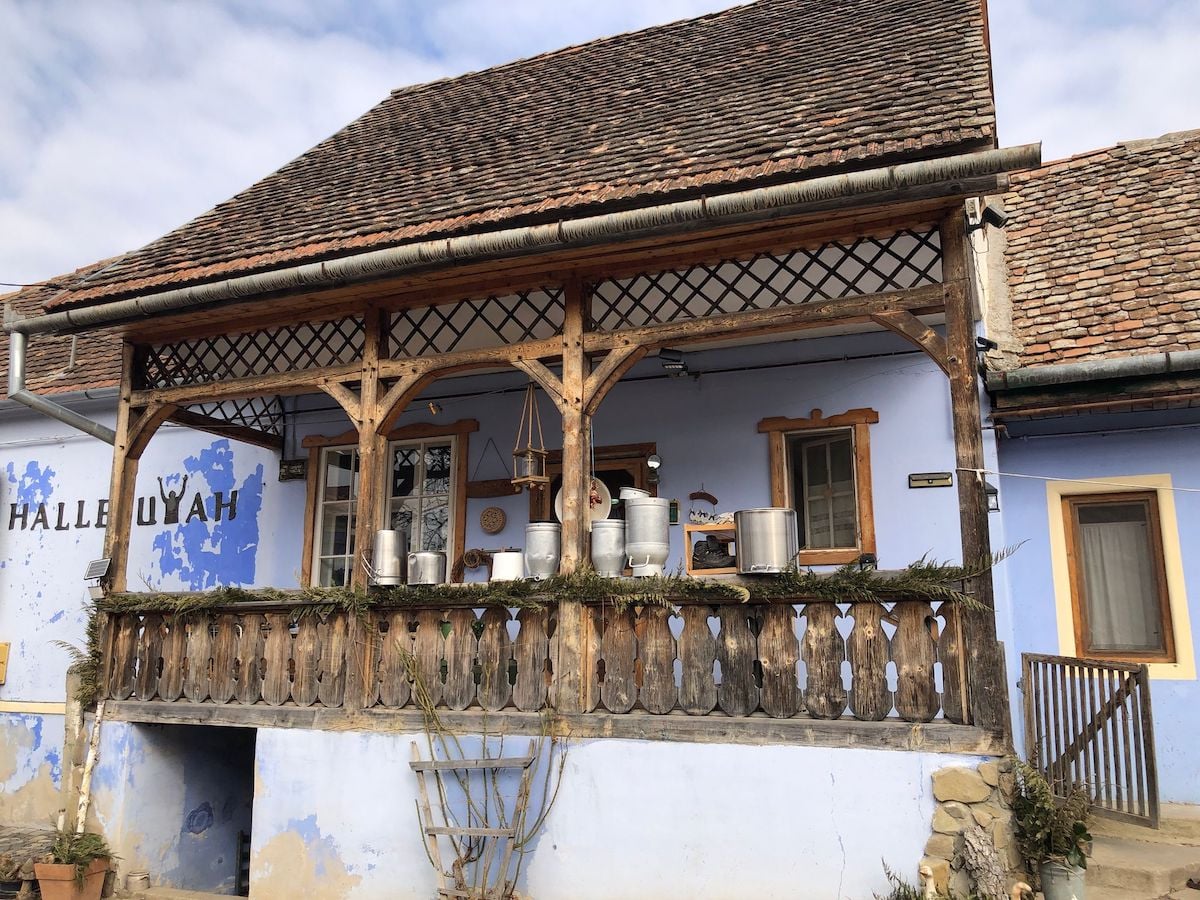 Am fost la punctul gastronomic Bio-Moșna, locul din județul Sibiu admirat și de jurnaliștii de la National Geographic. Gazdă: Aici, oamenii experimentează viața de la țară și mănâncă preparate făcute în gospodăria noastră