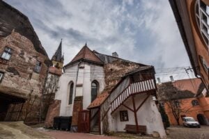 Biserica Azilului face obiectul unei licitații pentru punere în siguranță, până la care autoritățile județene au recomandat oprirea slujbelor religioase. Foto: arhiva turnulsfatului.ro