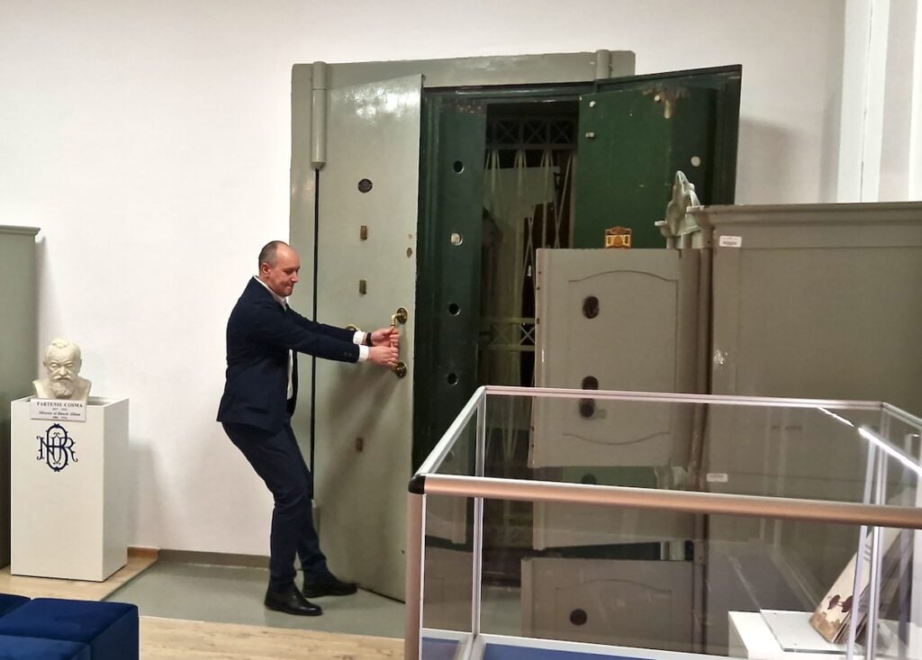 deschidere-usi-seif-bnr-sx4q