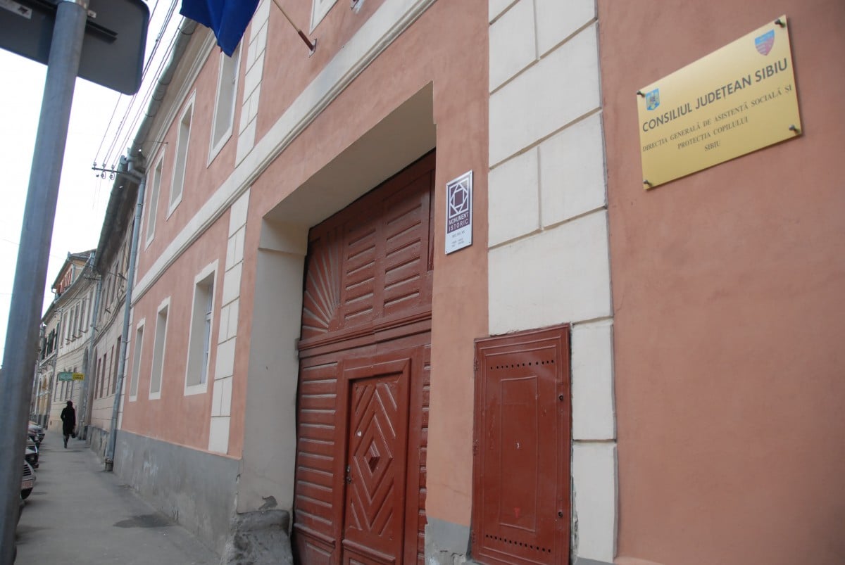 Deși personalul centrului a știut despre agresiuni, polițiștii au fost anunțați după o săptămână. Sursa foto: arhiva turnulsfatului.ro