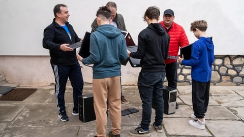 grupul-de-initiativa-un-calculator-un-copil-nevoias-yzh6