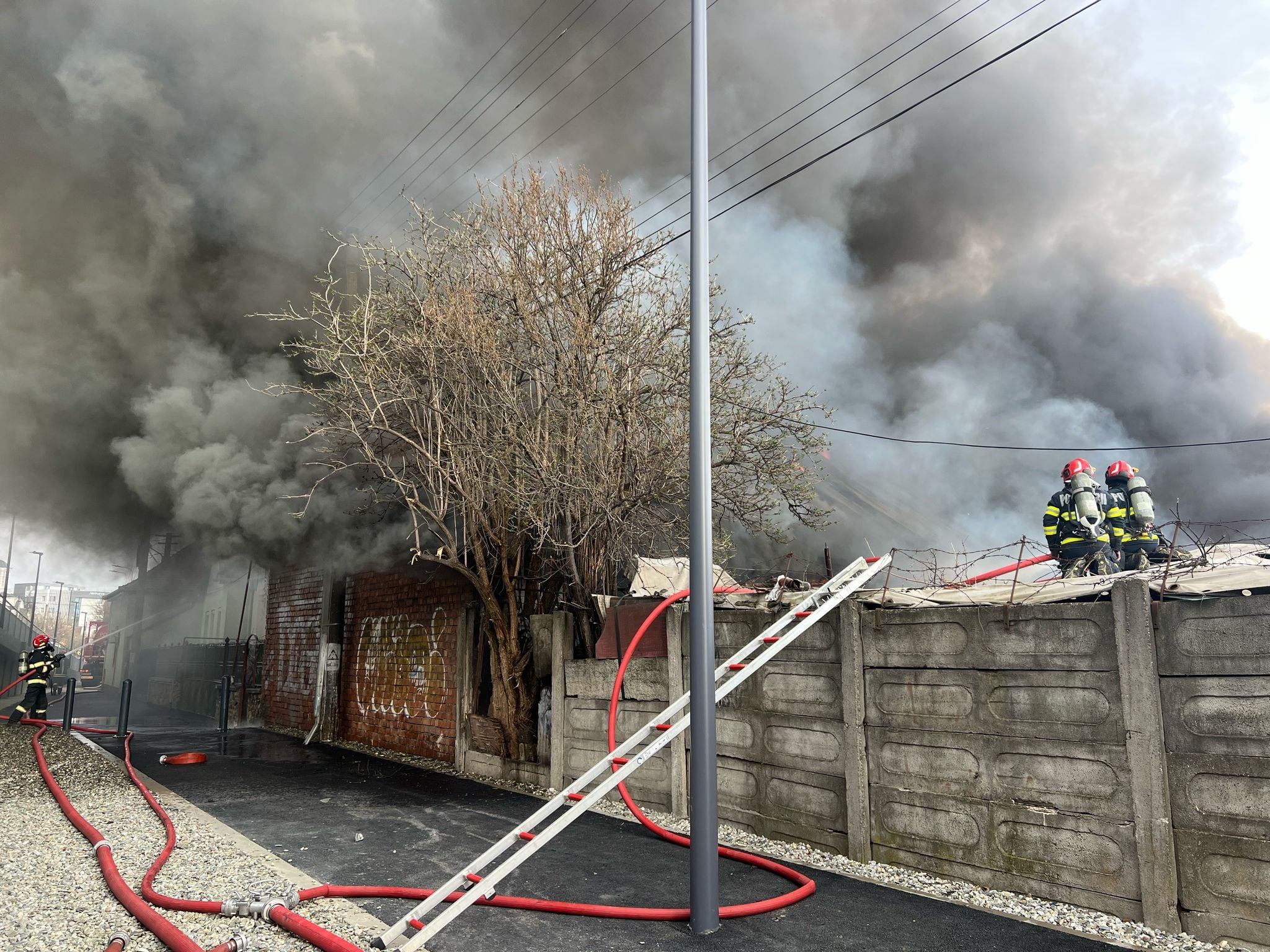 Actualizare. Incendiul de la vopsitoria auto: Au ars  3 mașini, 4 motociclete și două microbuze. Cauza a fost un scurtcircuit produs la un cablu electric defect