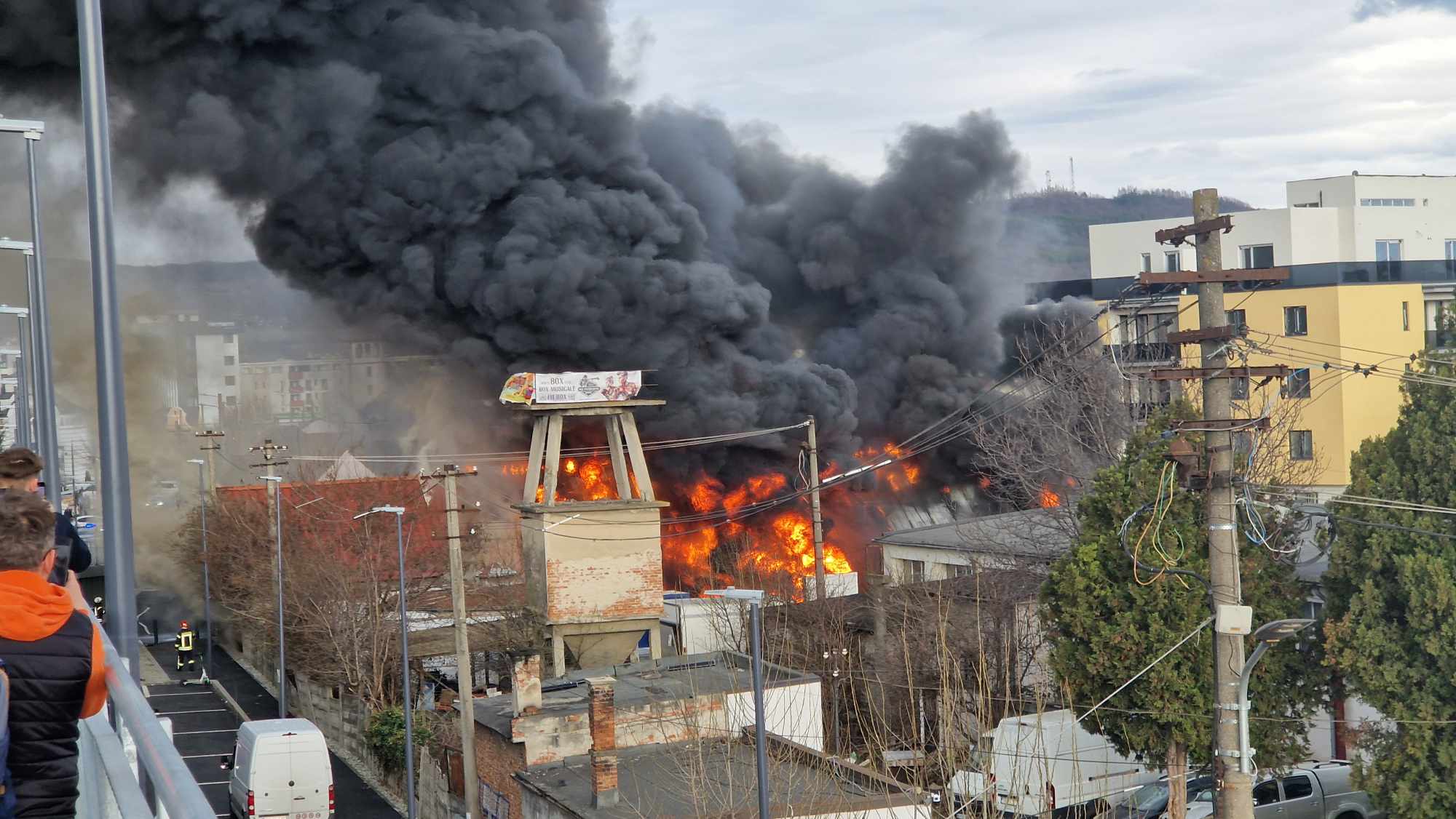 Actualizare. Incendiul de la vopsitoria auto: Au ars  3 mașini, 4 motociclete și două microbuze. Cauza a fost un scurtcircuit produs la un cablu electric defect