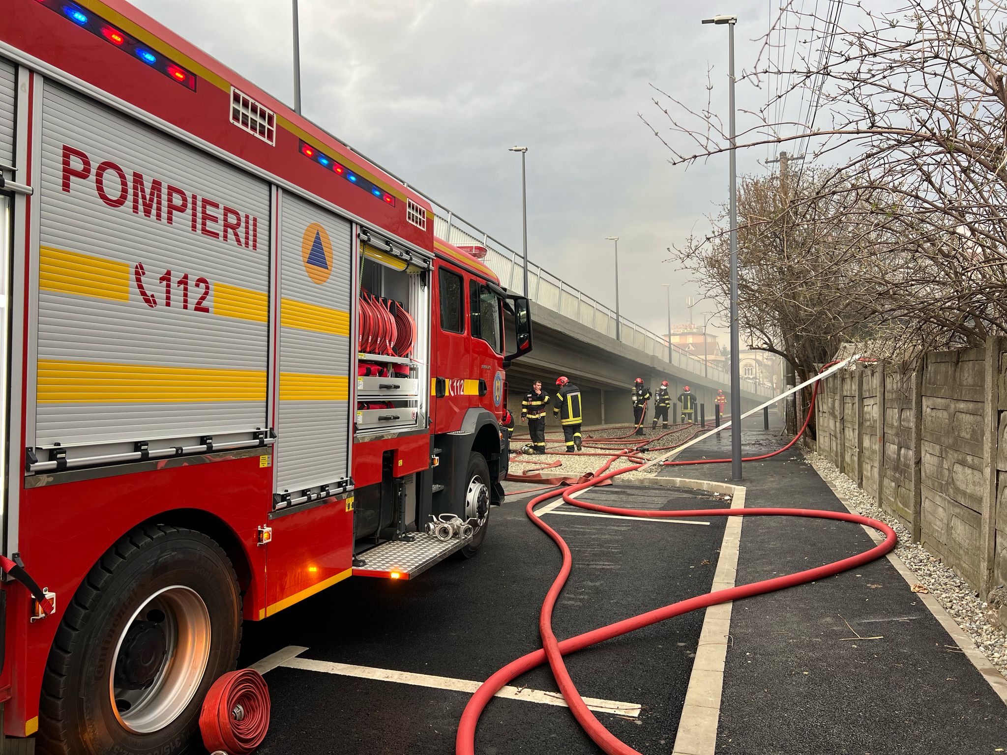 Actualizare. Incendiul de la vopsitoria auto: Au ars  3 mașini, 4 motociclete și două microbuze. Cauza a fost un scurtcircuit produs la un cablu electric defect
