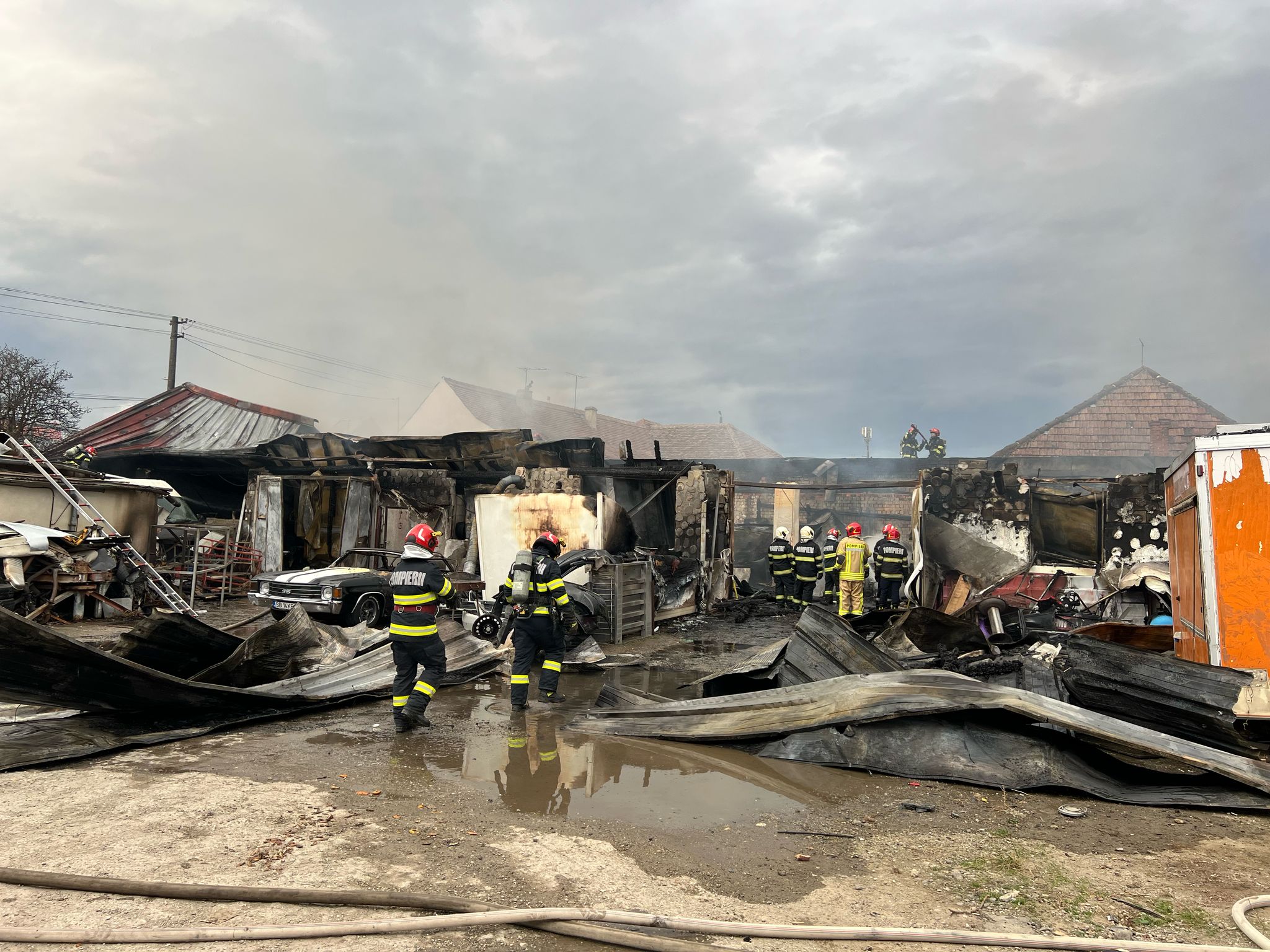 Actualizare. Incendiul de la vopsitoria auto: Au ars  3 mașini, 4 motociclete și două microbuze. Cauza a fost un scurtcircuit produs la un cablu electric defect