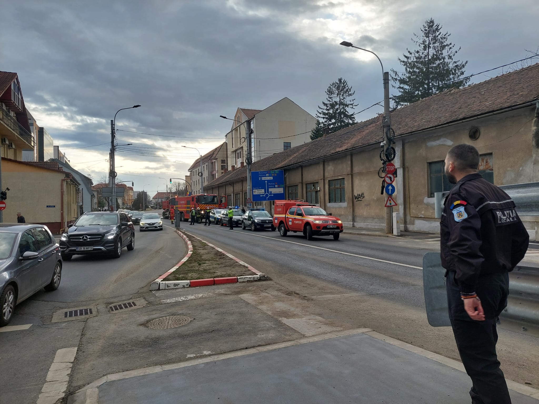 Actualizare. Incendiul de la vopsitoria auto: Au ars  3 mașini, 4 motociclete și două microbuze. Cauza a fost un scurtcircuit produs la un cablu electric defect