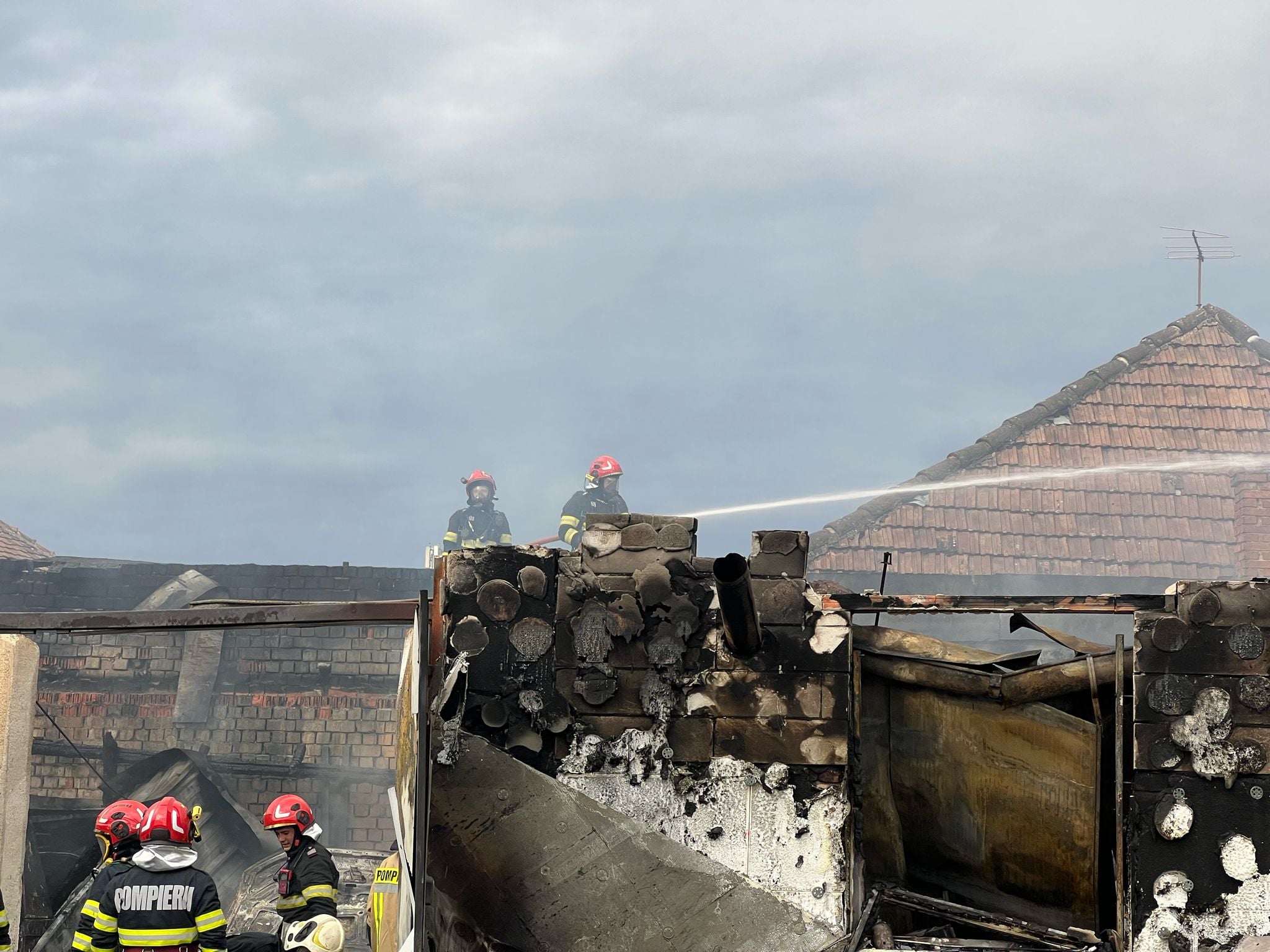 Actualizare. Incendiul de la vopsitoria auto: Au ars  3 mașini, 4 motociclete și două microbuze. Cauza a fost un scurtcircuit produs la un cablu electric defect