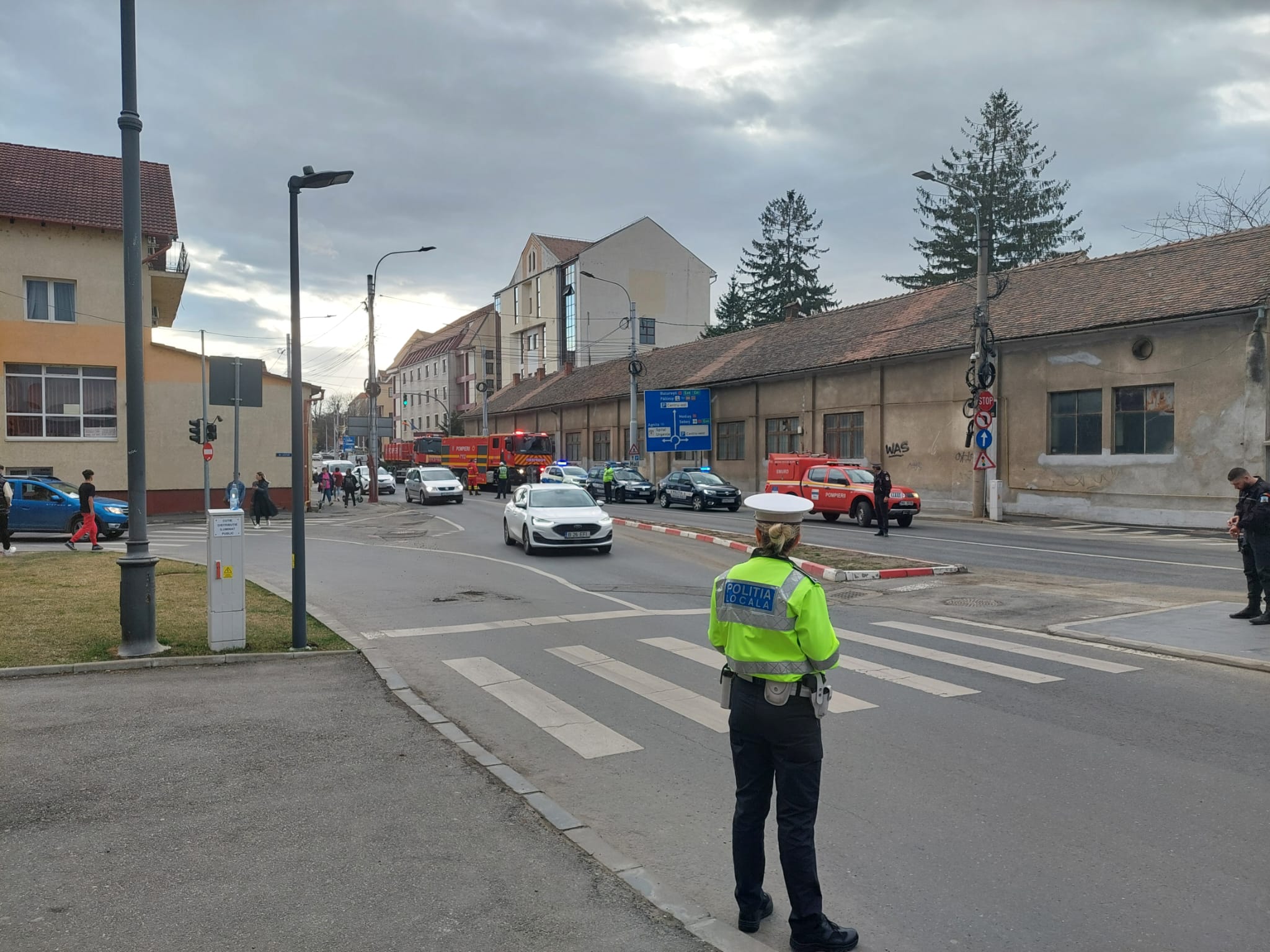 Actualizare. Incendiul de la vopsitoria auto: Au ars  3 mașini, 4 motociclete și două microbuze. Cauza a fost un scurtcircuit produs la un cablu electric defect