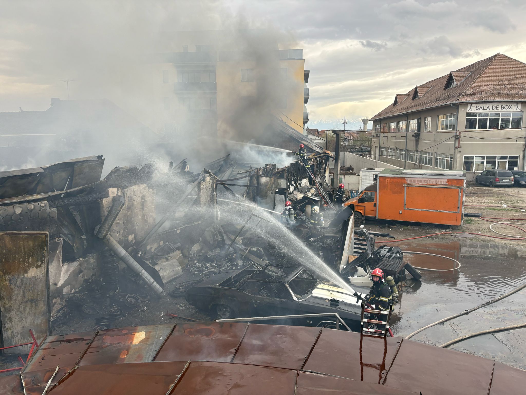 Actualizare. Incendiul de la vopsitoria auto: Au ars  3 mașini, 4 motociclete și două microbuze. Cauza a fost un scurtcircuit produs la un cablu electric defect