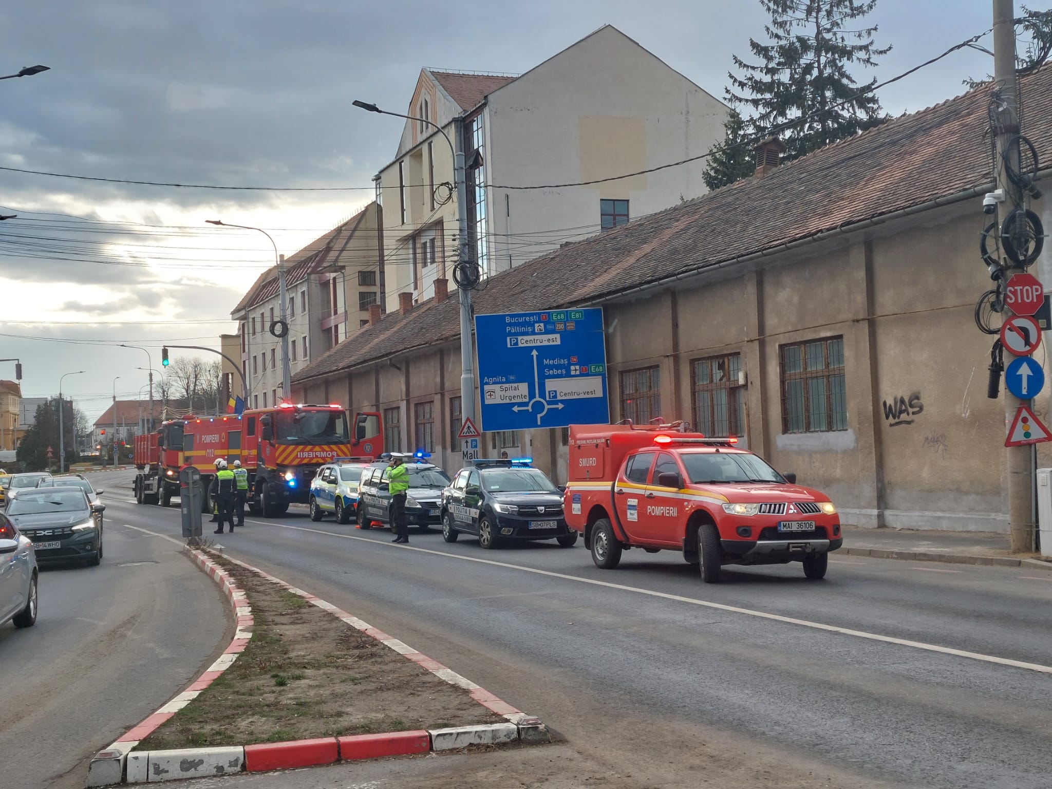 Actualizare. Incendiul de la vopsitoria auto: Au ars  3 mașini, 4 motociclete și două microbuze. Cauza a fost un scurtcircuit produs la un cablu electric defect