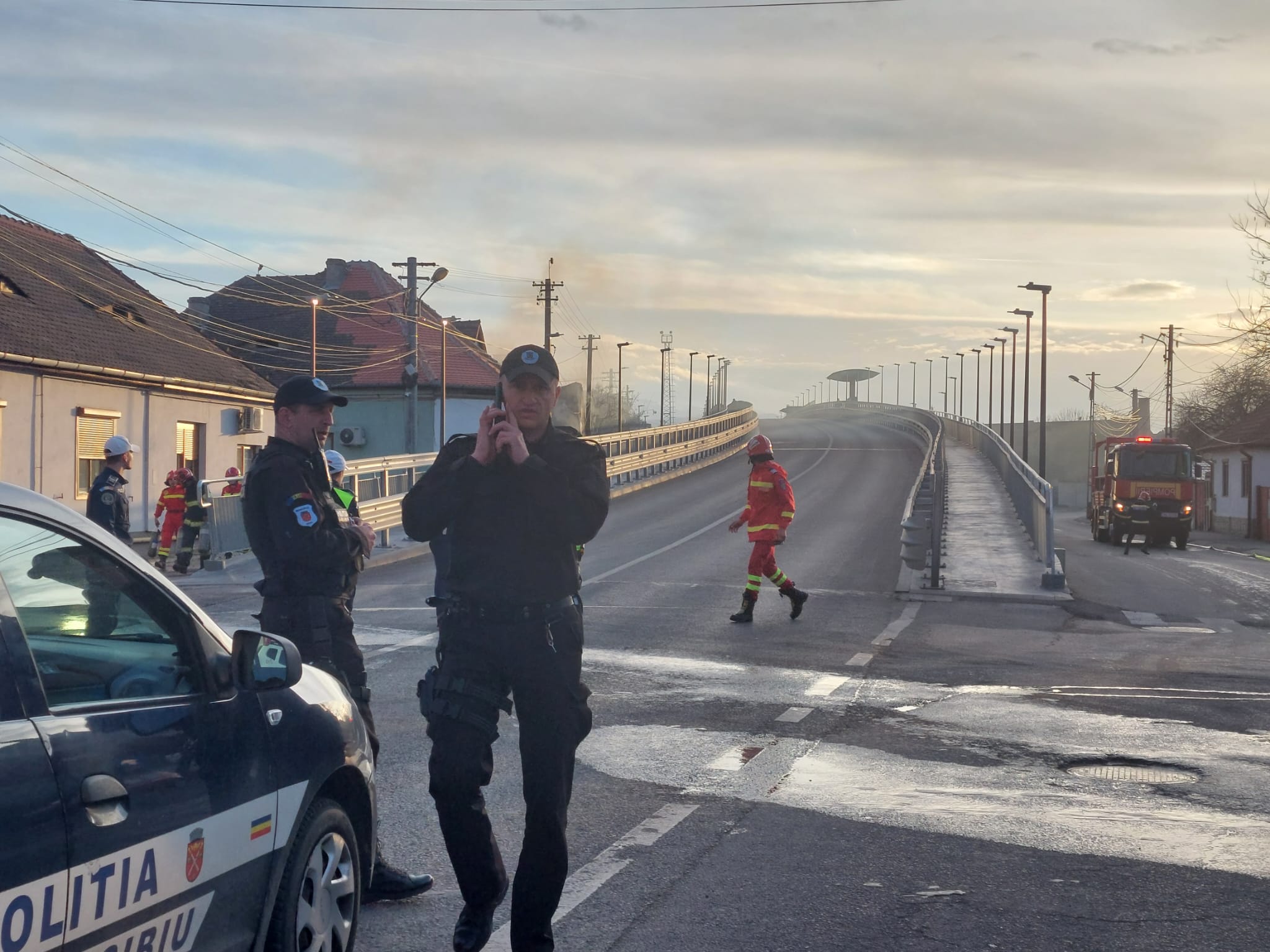 Actualizare. Incendiul de la vopsitoria auto: Au ars  3 mașini, 4 motociclete și două microbuze. Cauza a fost un scurtcircuit produs la un cablu electric defect