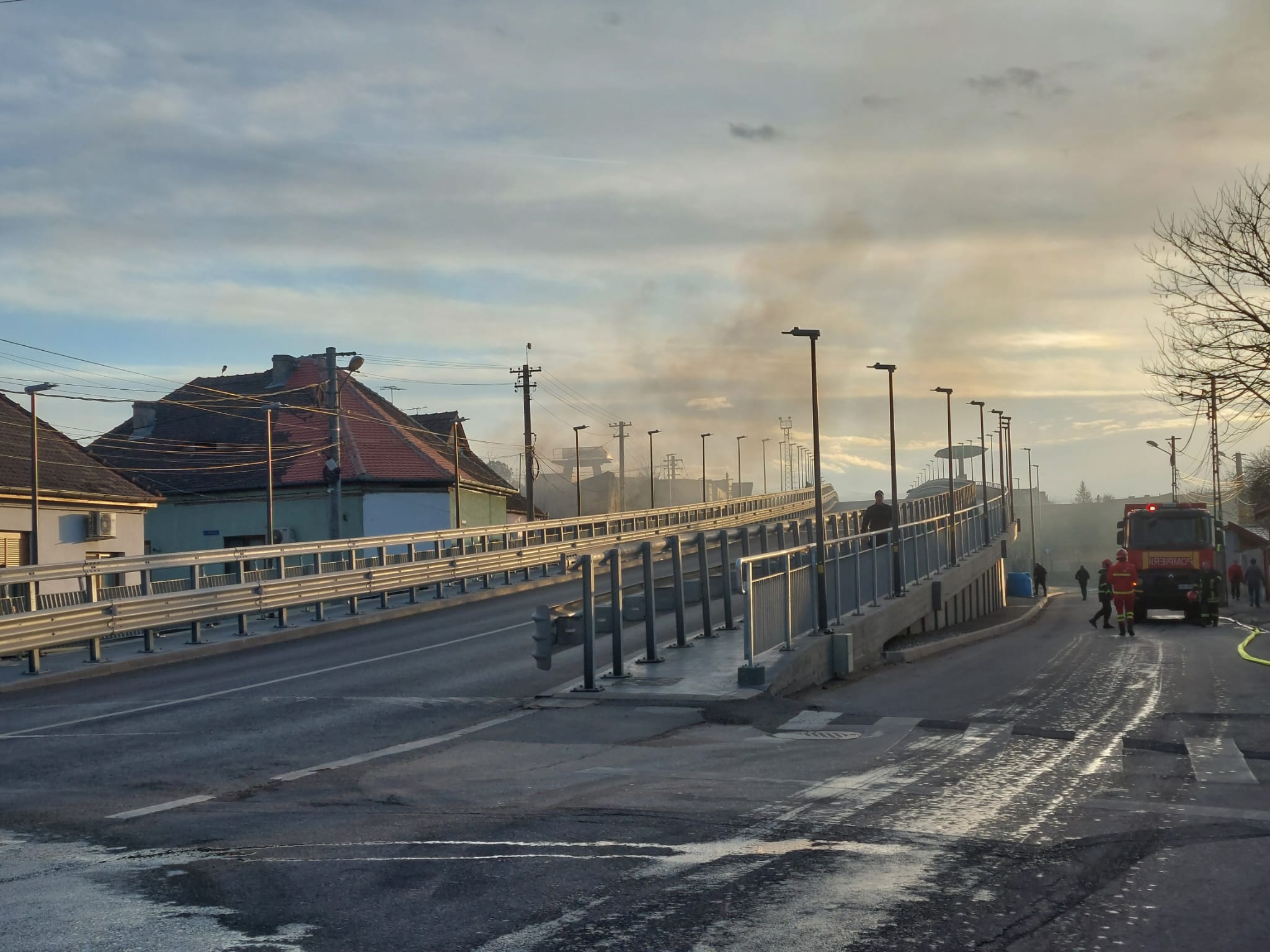 Actualizare. Incendiul de la vopsitoria auto: Au ars  3 mașini, 4 motociclete și două microbuze. Cauza a fost un scurtcircuit produs la un cablu electric defect