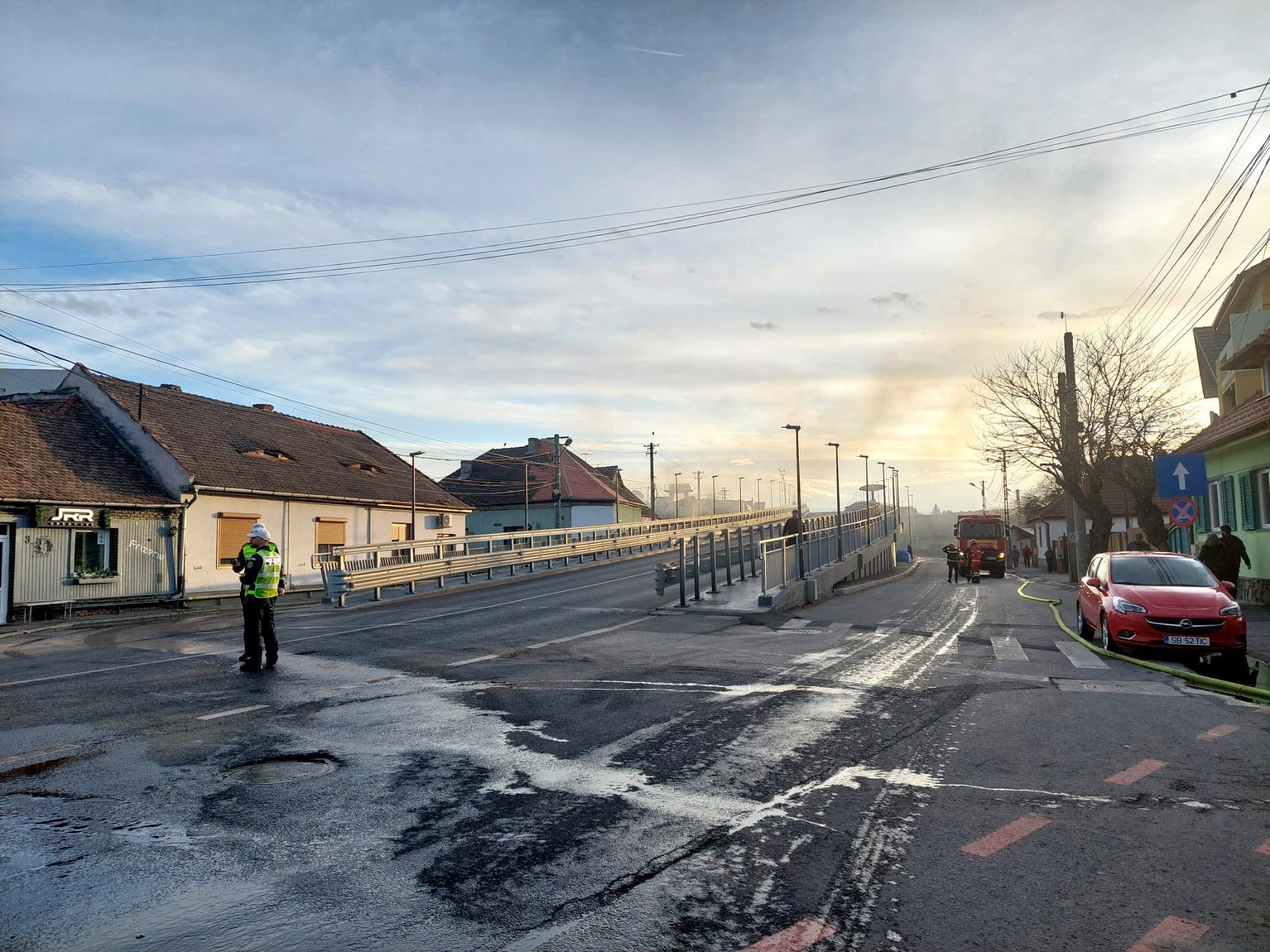 Actualizare. Incendiul de la vopsitoria auto: Au ars  3 mașini, 4 motociclete și două microbuze. Cauza a fost un scurtcircuit produs la un cablu electric defect