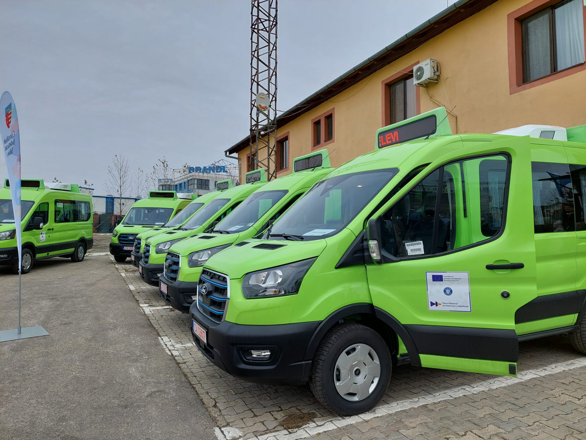 Din fonduri atrase din PNRR, CJ Sibiu a cumpărat 41 de microbuze de 8+1 locuri, la un preț echivalent a 78.000 de euro pe bucată
