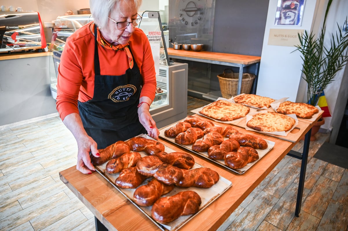 La 71 de ani, o sibiancă și-a deschis afacere împreună cu fiul ei. „Ne completăm unul pe celălalt. Claudiu are mai multe idei, fiind din altă generație”