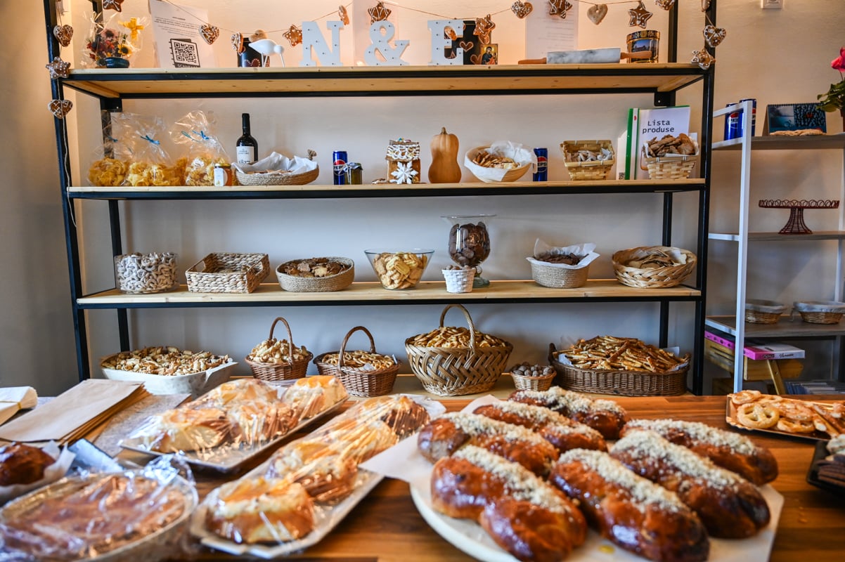 La 71 de ani, o sibiancă și-a deschis afacere împreună cu fiul ei. „Ne completăm unul pe celălalt. Claudiu are mai multe idei, fiind din altă generație”