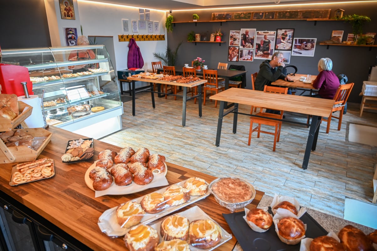 La 71 de ani, o sibiancă și-a deschis afacere împreună cu fiul ei. „Ne completăm unul pe celălalt. Claudiu are mai multe idei, fiind din altă generație”