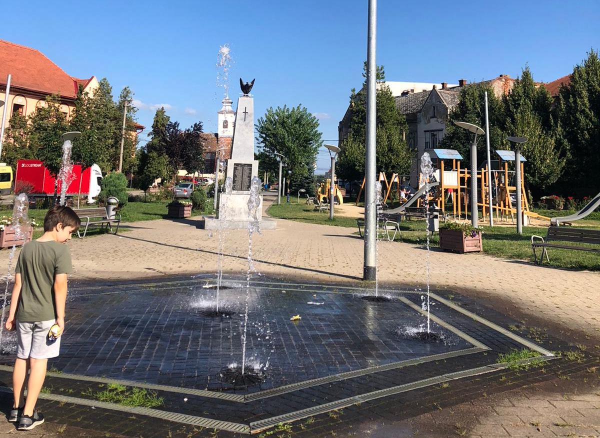 Schimbarea la față în orașul Ocna Sibiului: Piața centrală va deveni „uniformă”, iar o parcare va fi transformată în locuri de joacă pentru copii