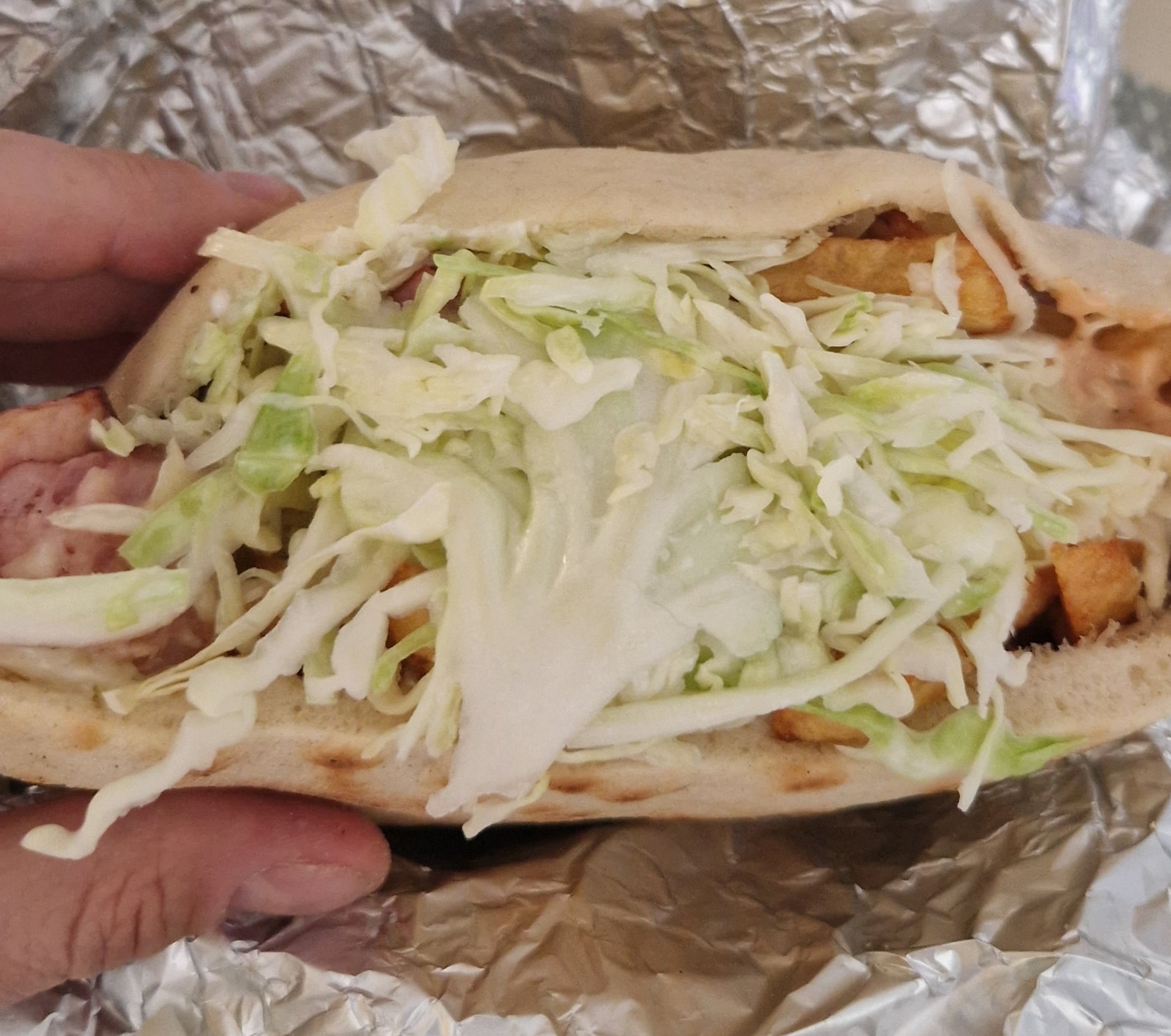 M-am înghesuit cu puștanii să prind un „sandwich la juma' de kil”, în cel mai la modă restaurant din Sibiu