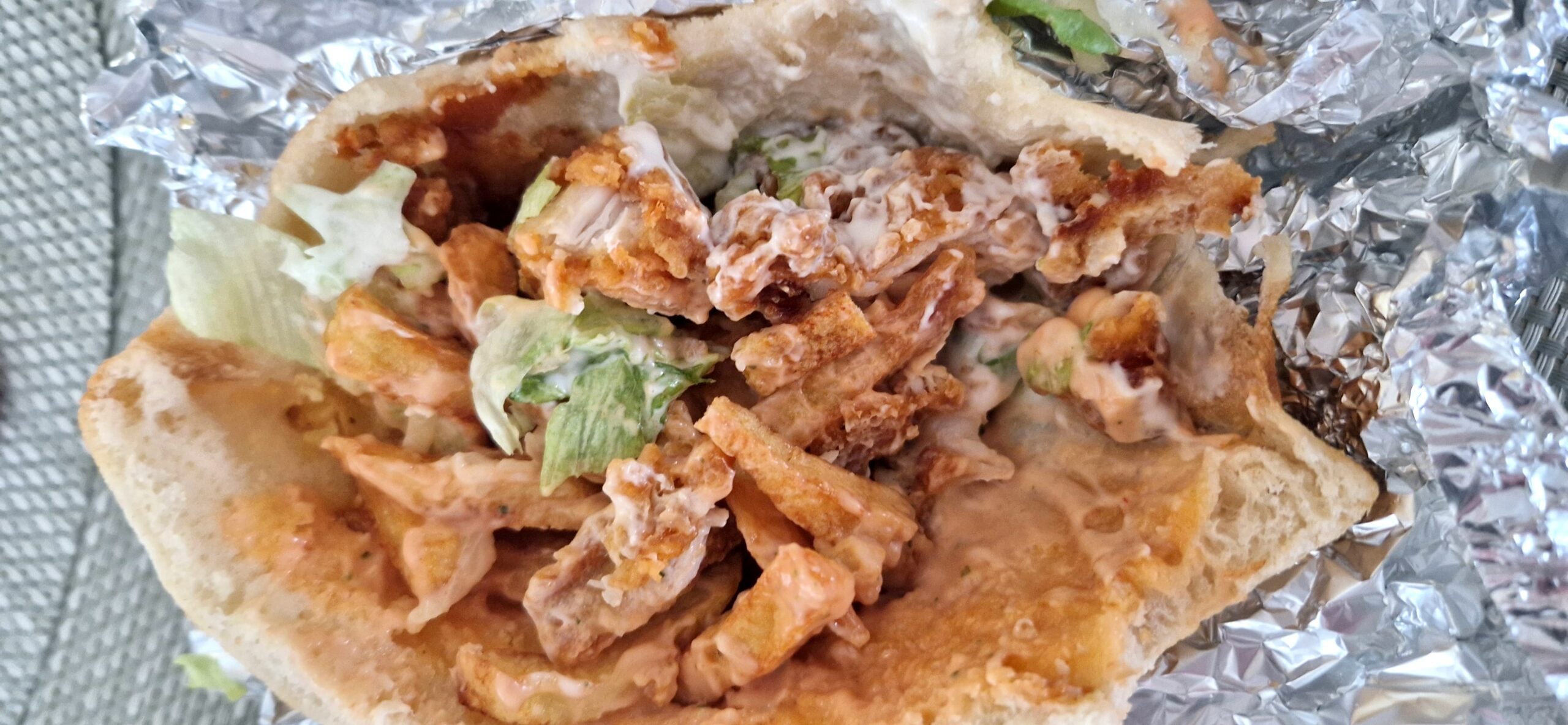 M-am înghesuit cu puștanii să prind un „sandwich la juma' de kil”, în cel mai la modă restaurant din Sibiu