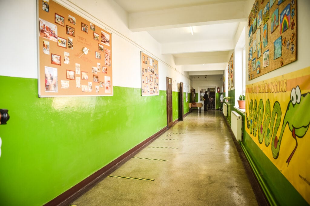 scoala-23-coronavirus-covid-elevi-masca-48-ormi