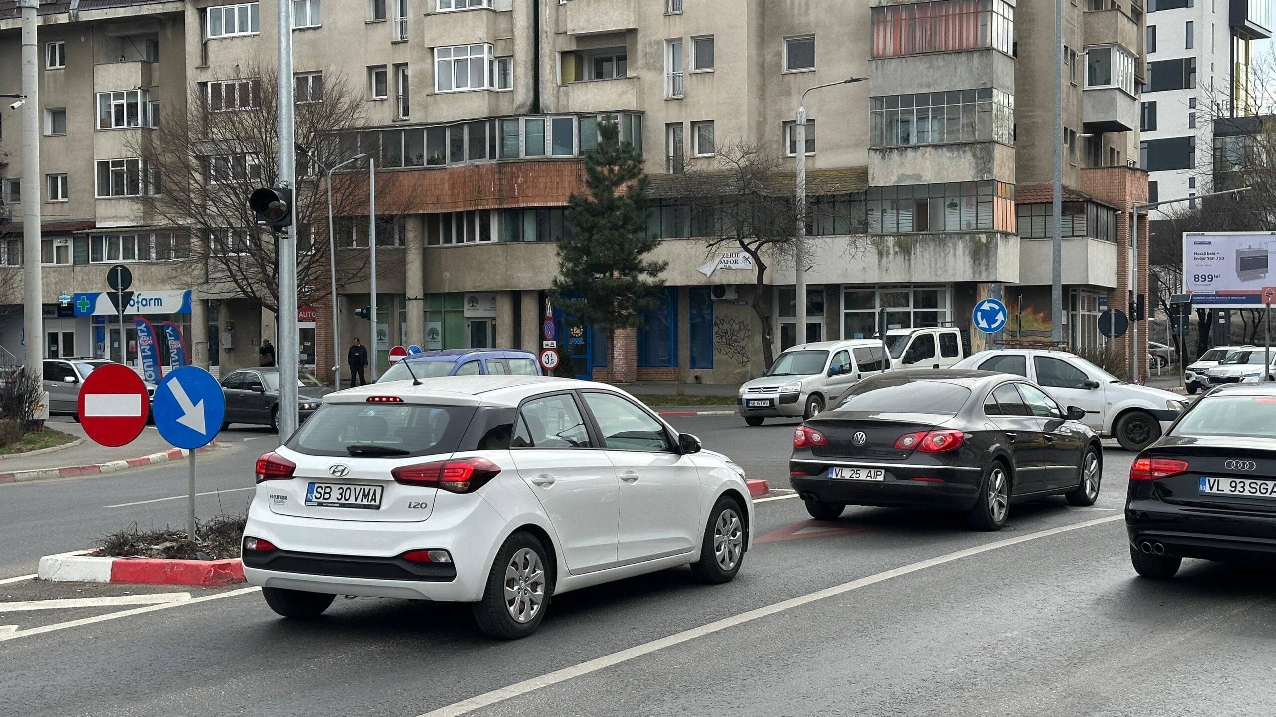 Primăria Sibiu explică apariția sensului giratoriu cu semafor: Instalarea s-a impus ca măsură de siguranță pentru pietoni