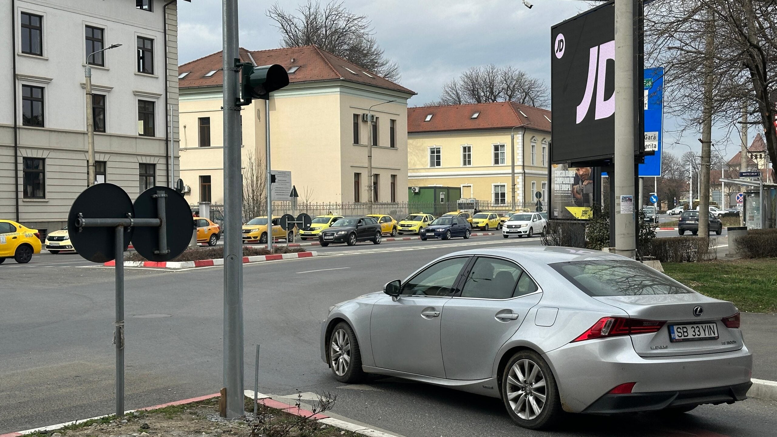 Primăria Sibiu explică apariția sensului giratoriu cu semafor: Instalarea s-a impus ca măsură de siguranță pentru pietoni
