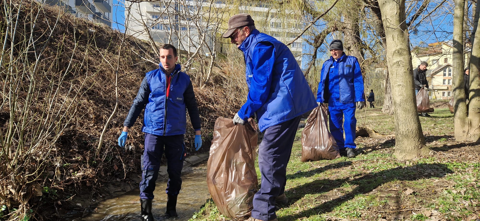Mulți locatari ai blocurilor de pe Valea Săpunului se dau jos din mașini și aruncă gunoaiele în apă. Amplă acțiune de ecologizare între Sibiu și Șelimbăr