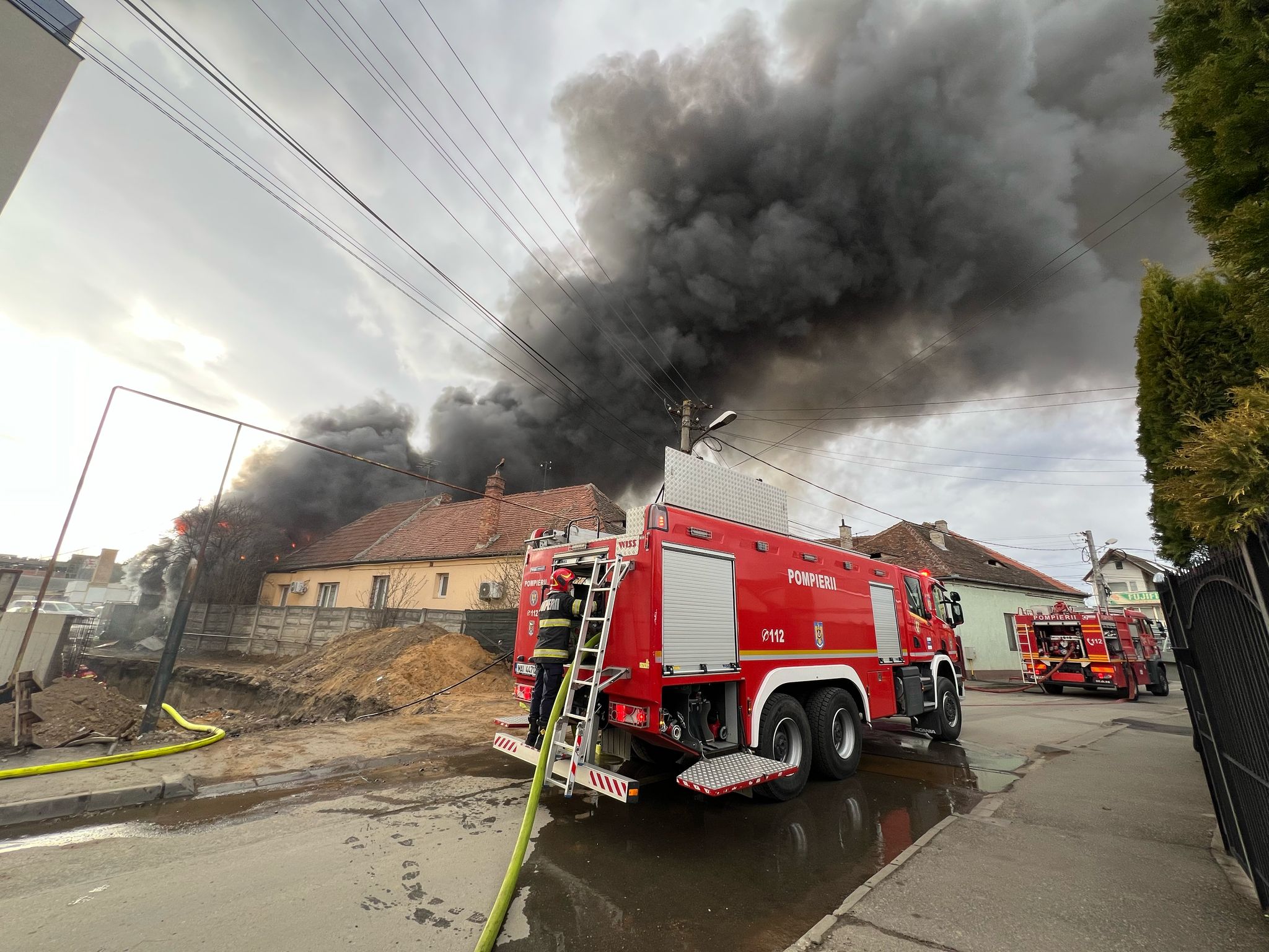 Actualizare. Incendiul de la vopsitoria auto: Au ars  3 mașini, 4 motociclete și două microbuze. Cauza a fost un scurtcircuit produs la un cablu electric defect