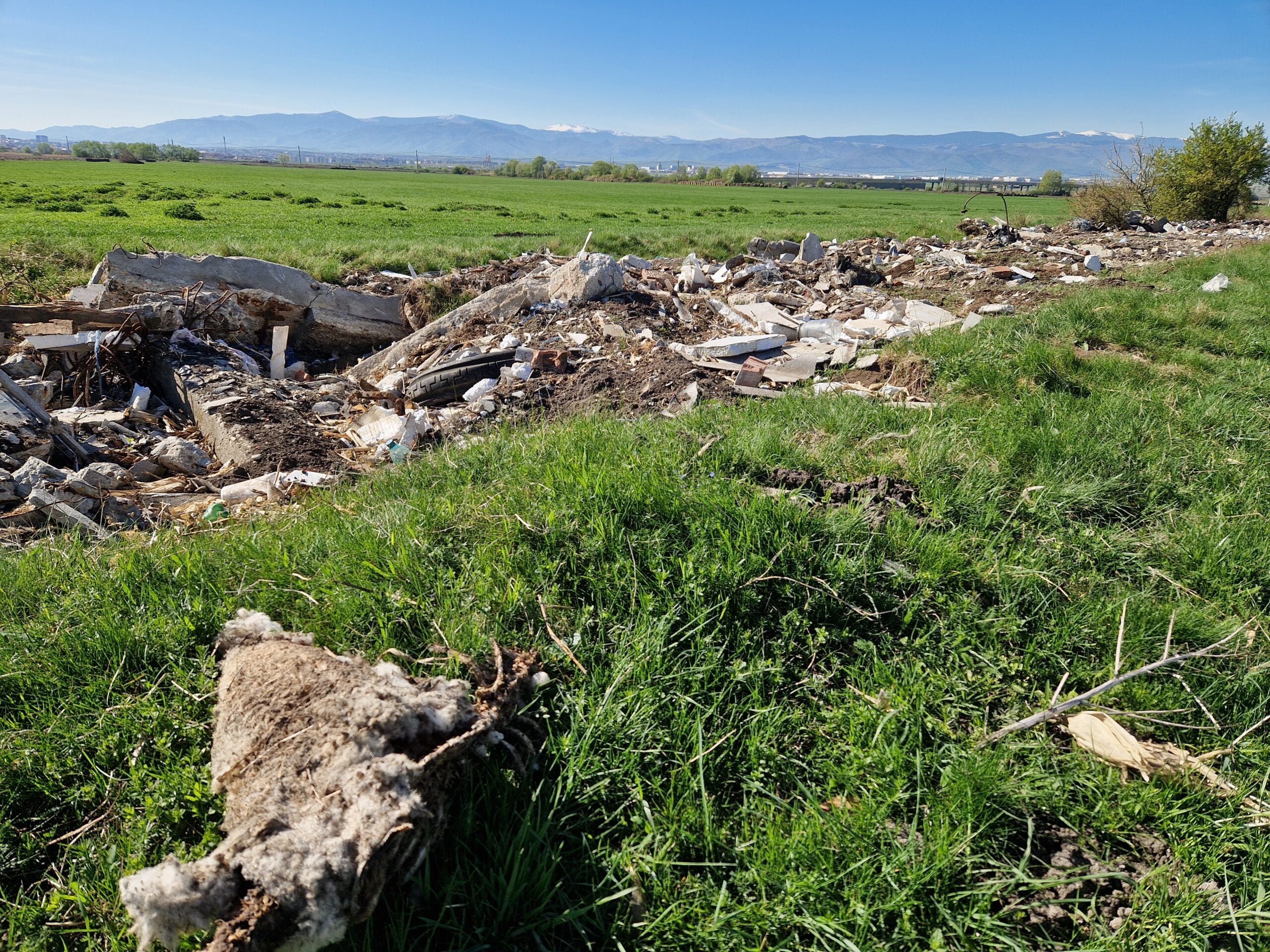 Încă o groapă de gunoi ilegală la marginea Sibiului. Sunt acuzați vecinii, care și-ar fi construit case pe autorizații de adăposturi agricole