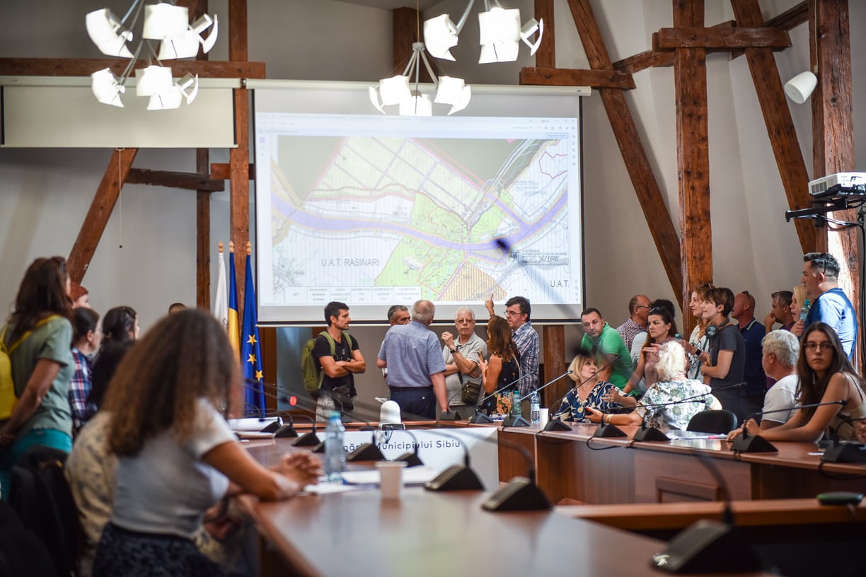 CJ modifică proiectul centurii ocolitoare sud a Sibiului: nu vor mai fi patru, ci două benzi de circulație. Coridorul de expropriere va fi refăcut, documentațiile se scumpesc