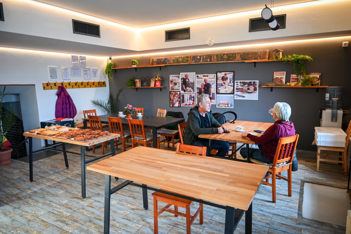 La 71 de ani, o sibiancă și-a deschis afacere împreună cu fiul ei. „Ne completăm unul pe celălalt. Claudiu are mai multe idei, fiind din altă generație”