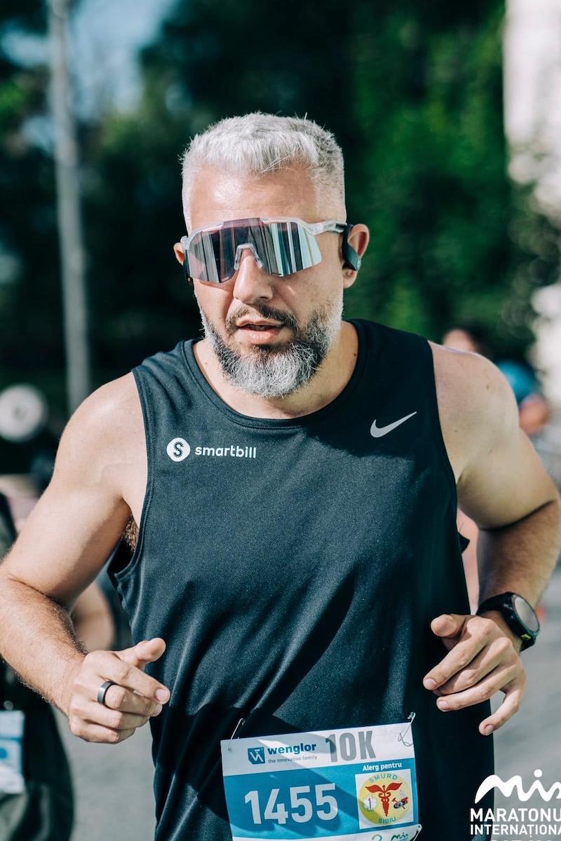 Radu Hasan, locul întâi în topul fundraiserilor de la Maratonul Internațional Sibiu 2025. „Sper ca până la final să fiu depășit”
