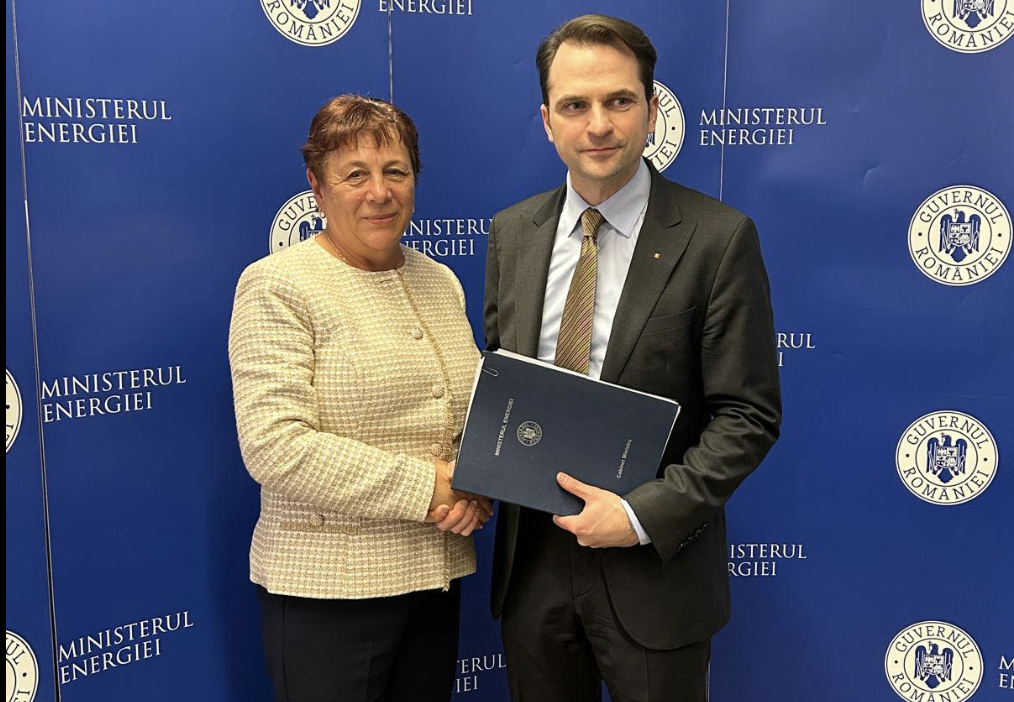 semnare-contract-oamens-parc-fotovoltaic-maria-greavu-foto-fb-1v2z