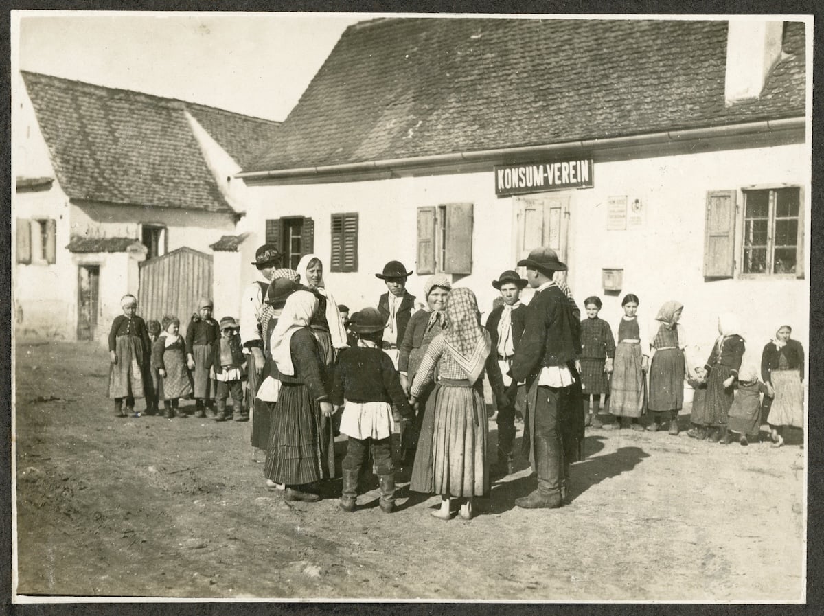 Fotografii regăsite ale Sibiului anilor 1916-1917. Români, sași, romi, copii la joacă și la școală. Imagine inedită cu fosta biserică de lângă gară