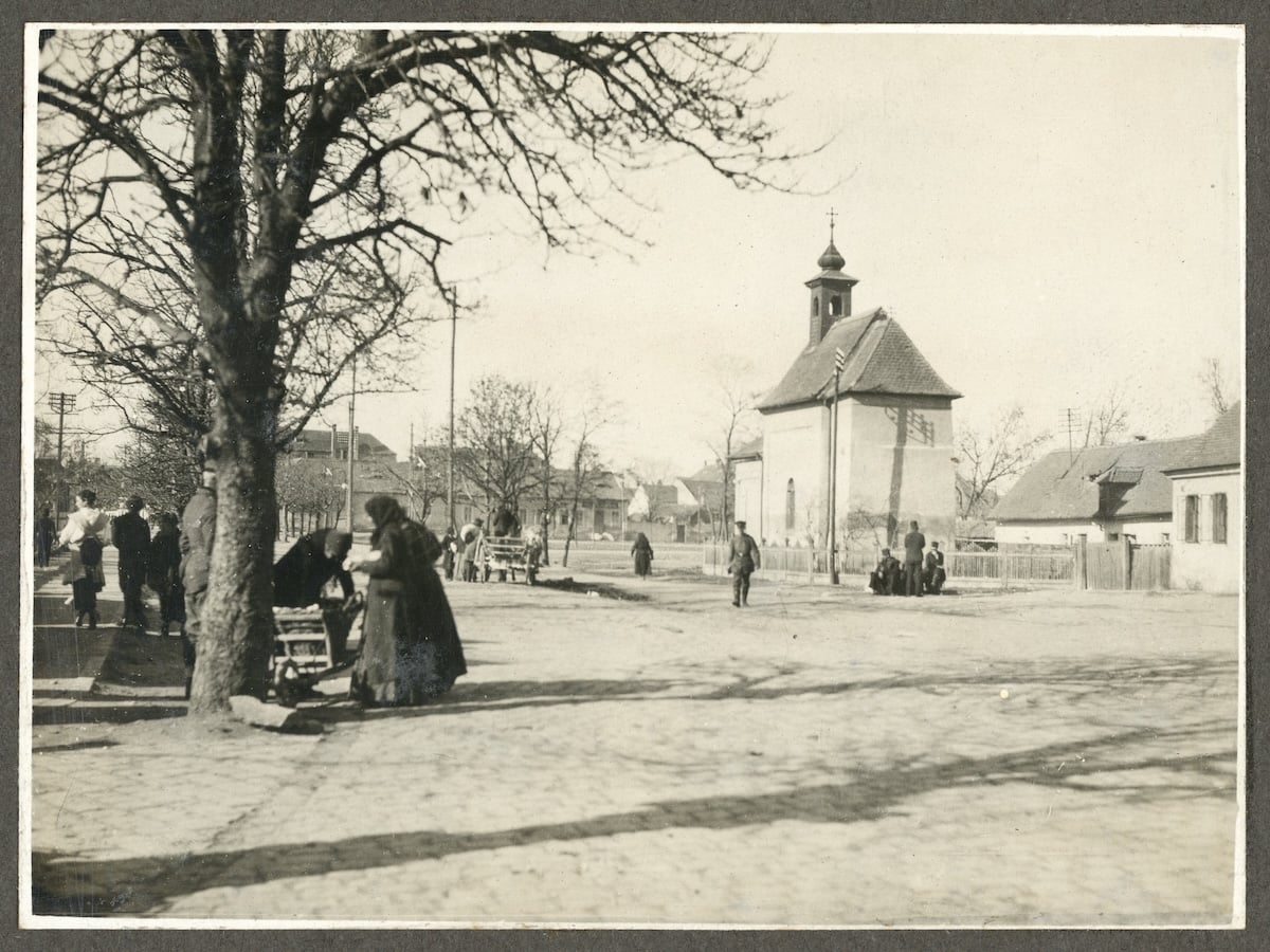 Fotografii regăsite ale Sibiului anilor 1916-1917. Români, sași, romi, copii la joacă și la școală. Imagine inedită cu fosta biserică de lângă gară