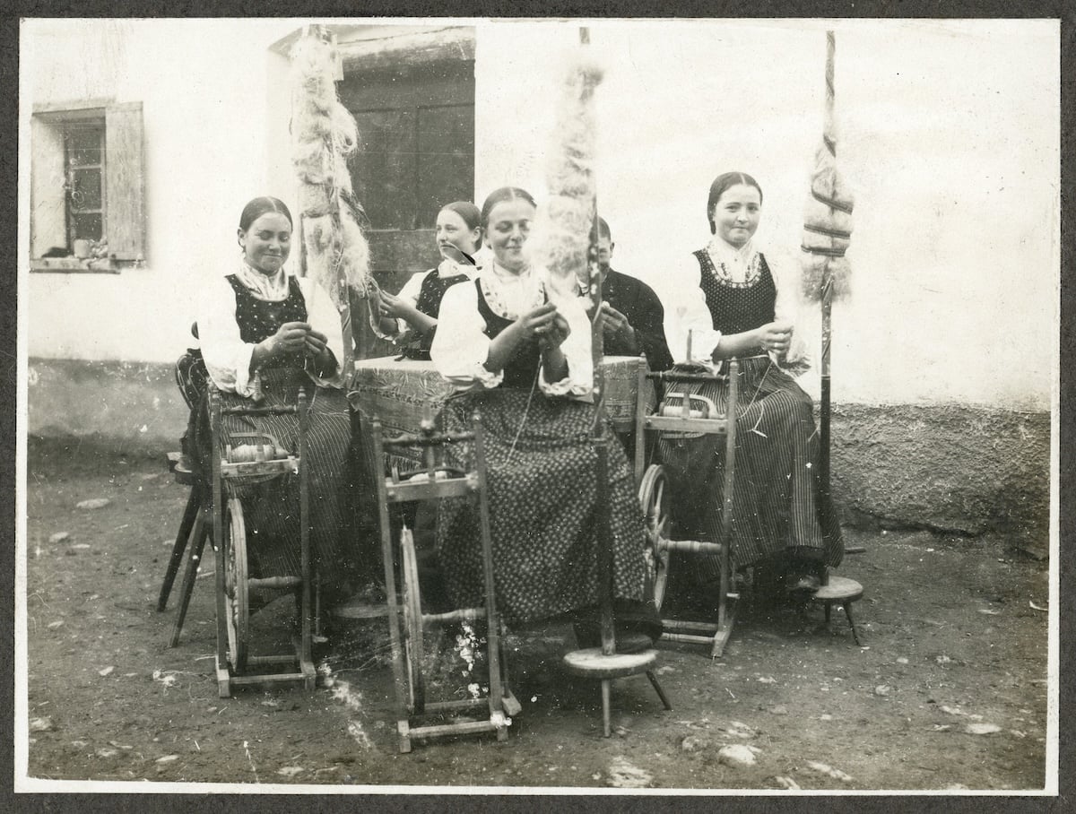 Fotografii regăsite ale Sibiului anilor 1916-1917. Români, sași, romi, copii la joacă și la școală. Imagine inedită cu fosta biserică de lângă gară