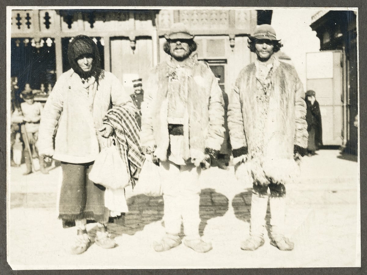 Fotografii regăsite ale Sibiului anilor 1916-1917. Români, sași, romi, copii la joacă și la școală. Imagine inedită cu fosta biserică de lângă gară