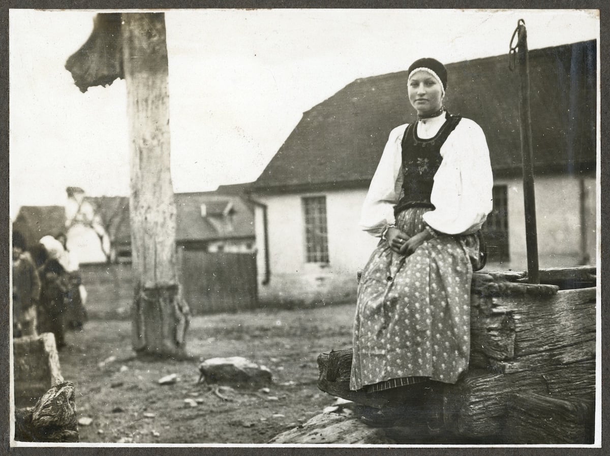 Fotografii regăsite ale Sibiului anilor 1916-1917. Români, sași, romi, copii la joacă și la școală. Imagine inedită cu fosta biserică de lângă gară