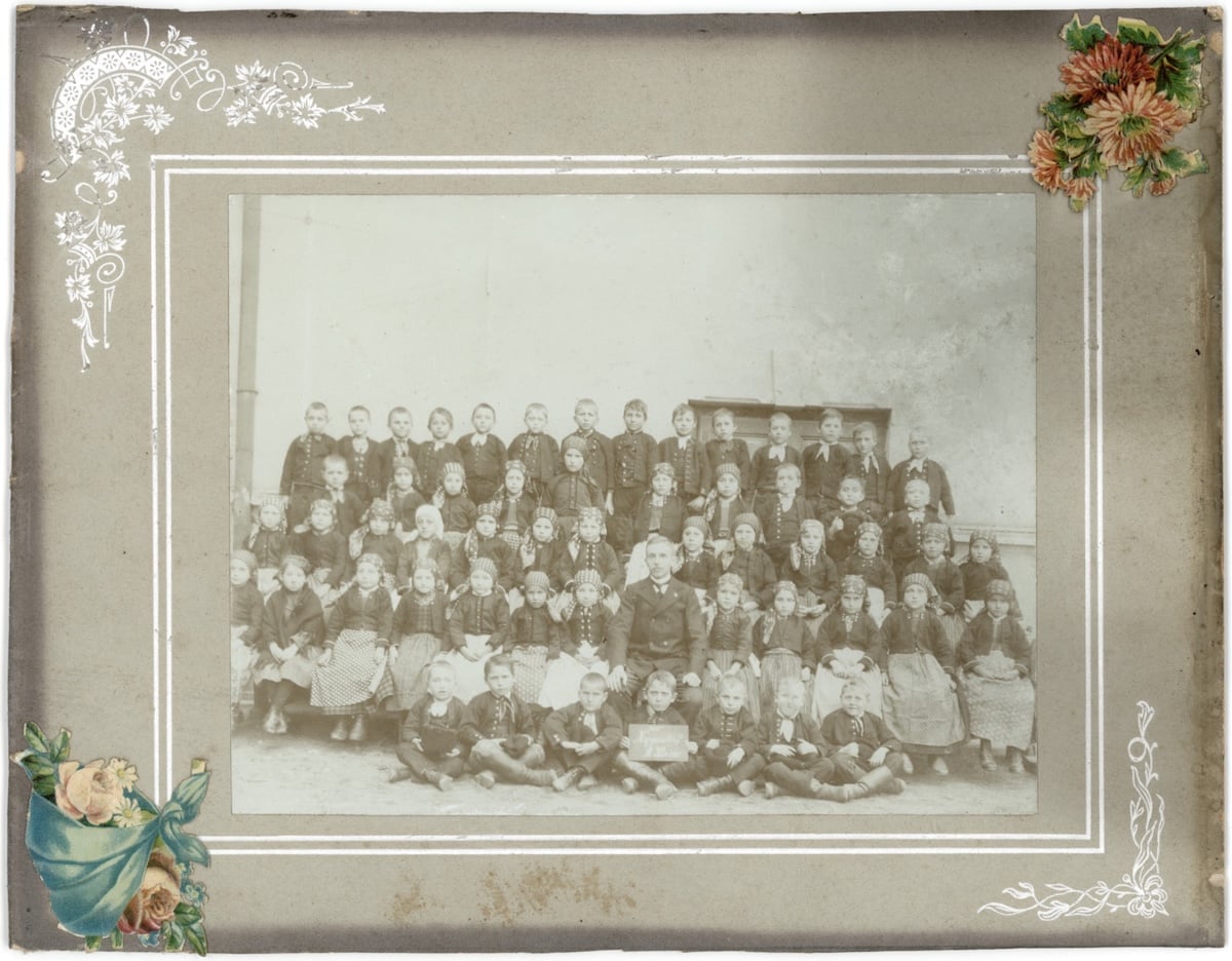 Fotografii regăsite ale Sibiului anilor 1916-1917. Români, sași, romi, copii la joacă și la școală. Imagine inedită cu fosta biserică de lângă gară