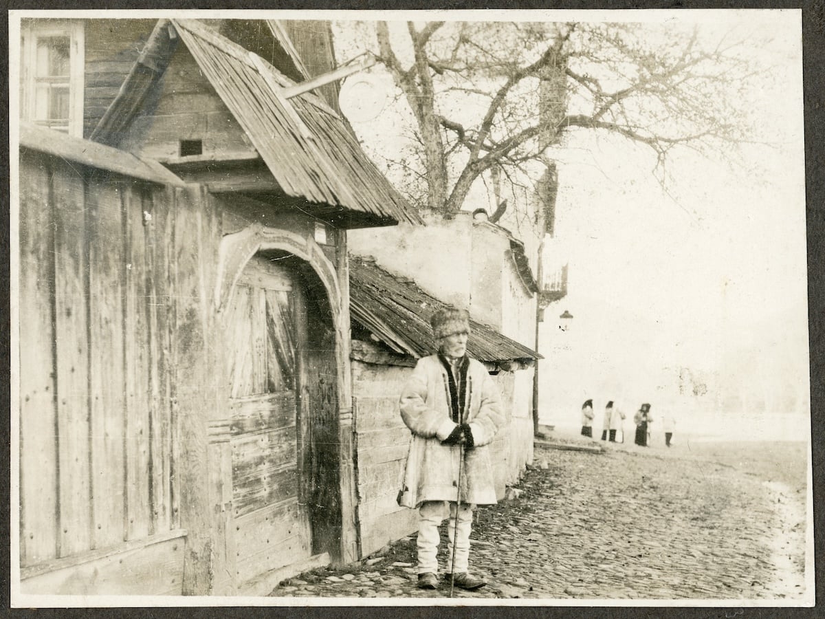 Fotografii regăsite ale Sibiului anilor 1916-1917. Români, sași, romi, copii la joacă și la școală. Imagine inedită cu fosta biserică de lângă gară