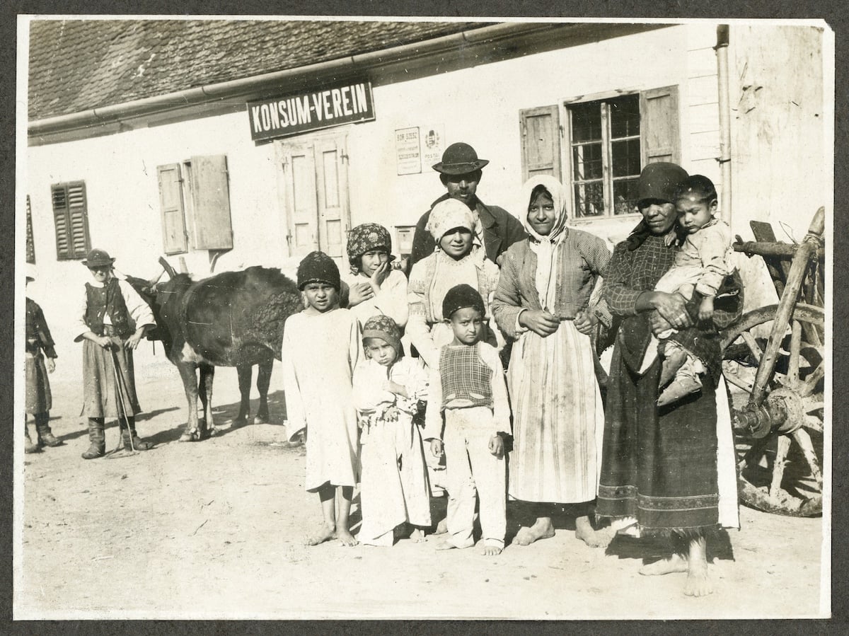 Fotografii regăsite ale Sibiului anilor 1916-1917. Români, sași, romi, copii la joacă și la școală. Imagine inedită cu fosta biserică de lângă gară