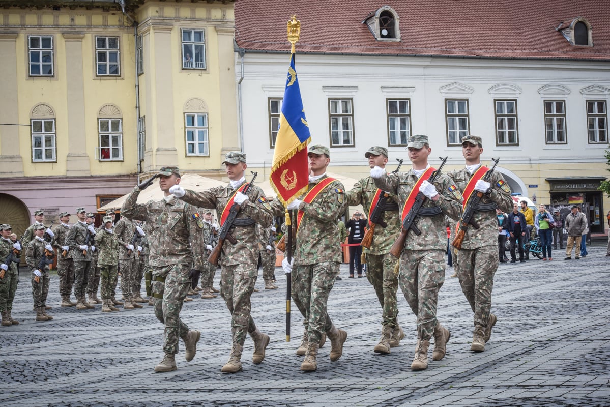 Spitalul Militar din Sibiu a primit Drapelul de Luptă, la 106 ani de la preluarea lui de către România. Deviza spitalului: „Sănătatea pacientului e legea supremă”