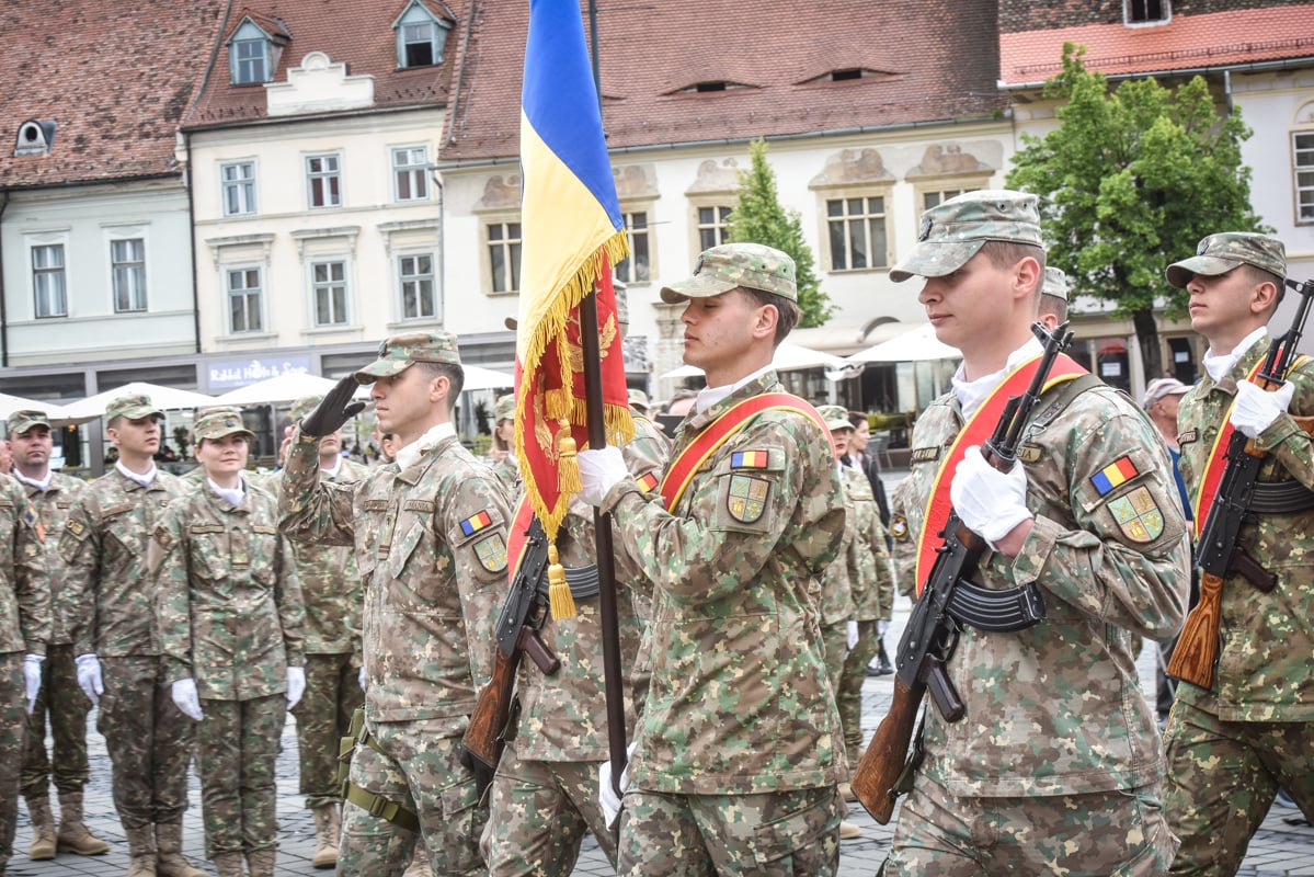 Spitalul Militar din Sibiu a primit Drapelul de Luptă, la 106 ani de la preluarea lui de către România. Deviza spitalului: „Sănătatea pacientului e legea supremă”